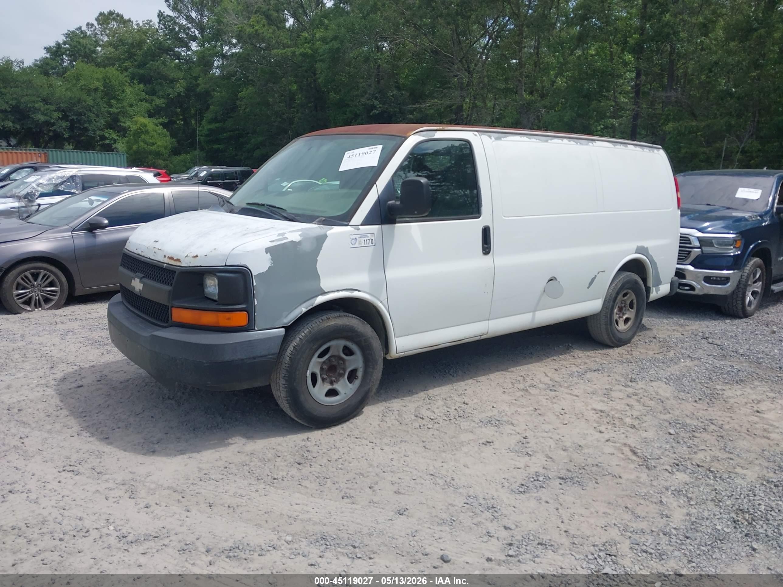CHEVROLET EXPRESS image 2