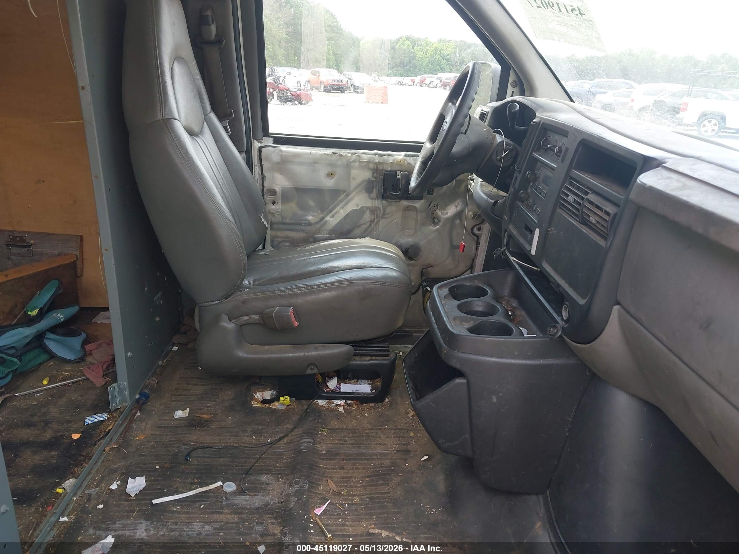 CHEVROLET EXPRESS image 5