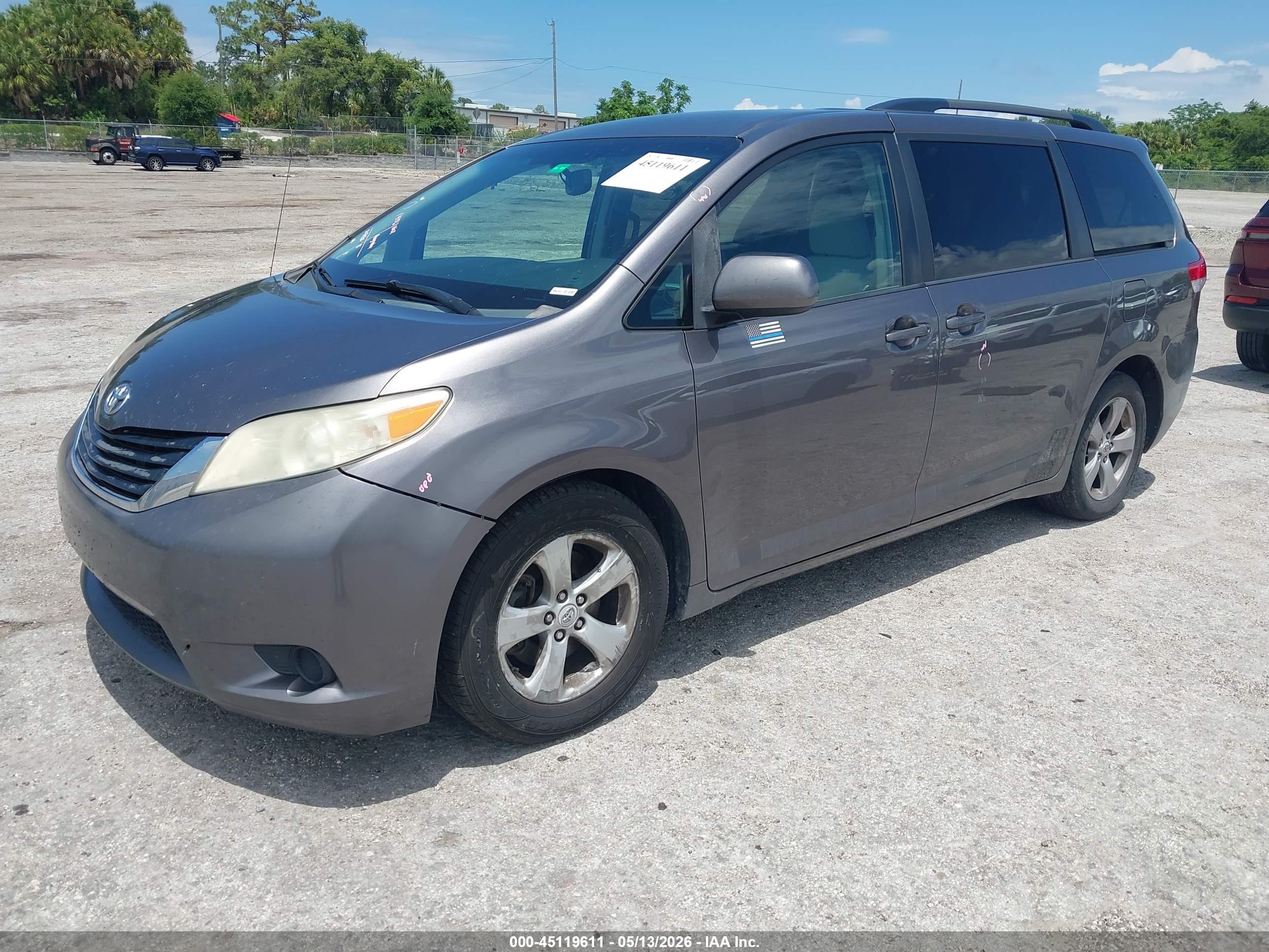 TOYOTA SIENNA image 2