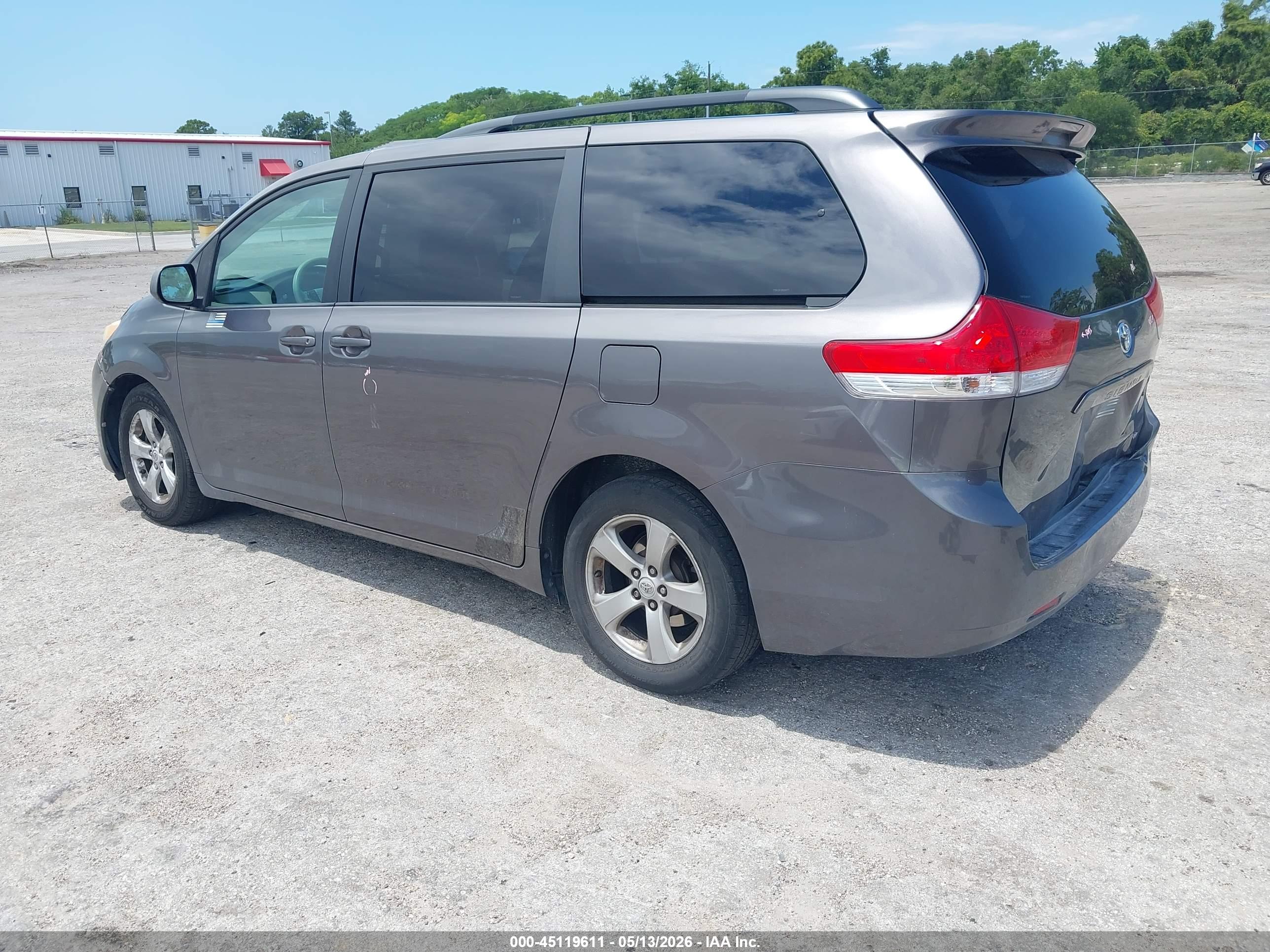 TOYOTA SIENNA image 3