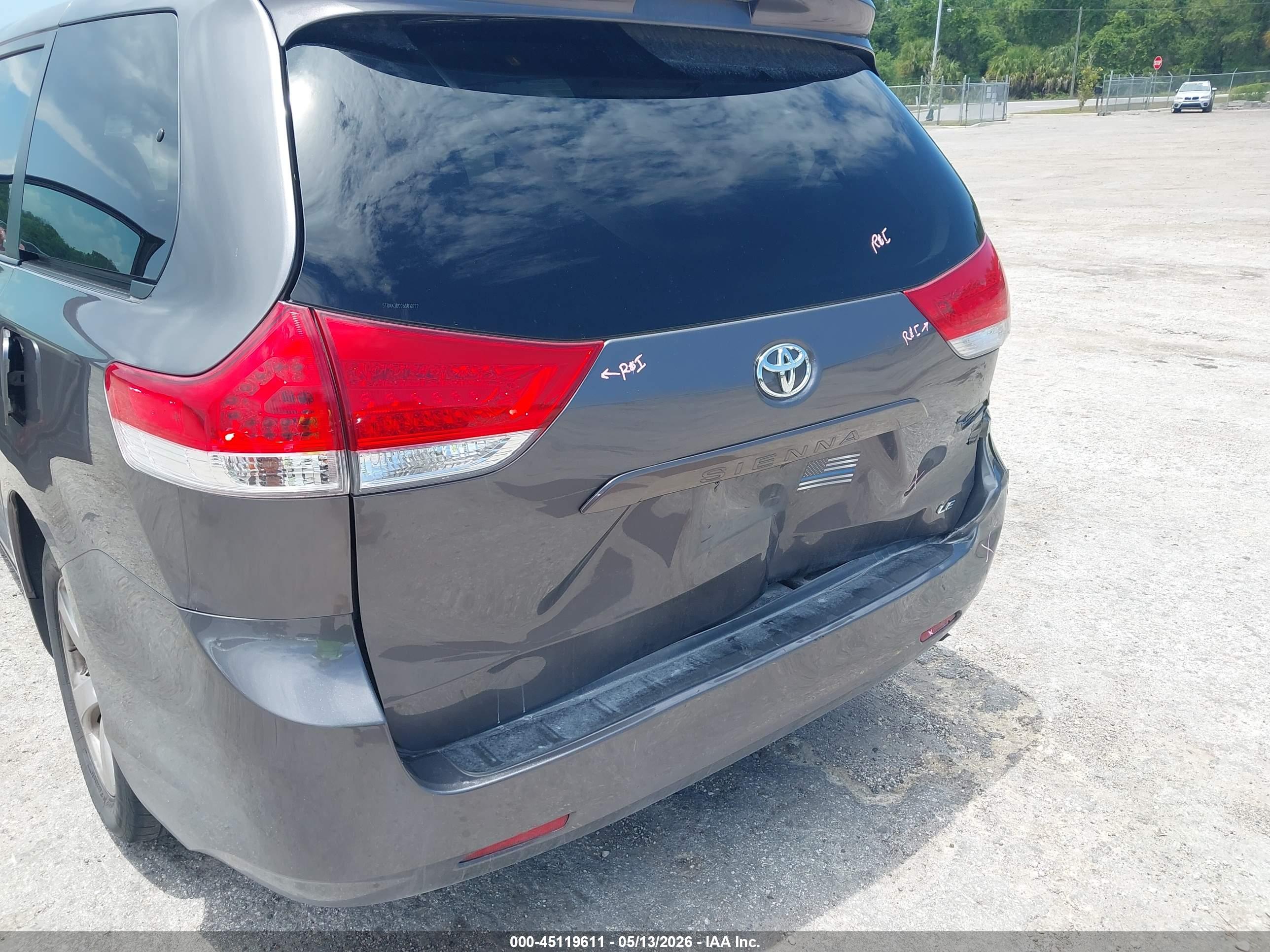 TOYOTA SIENNA image 6