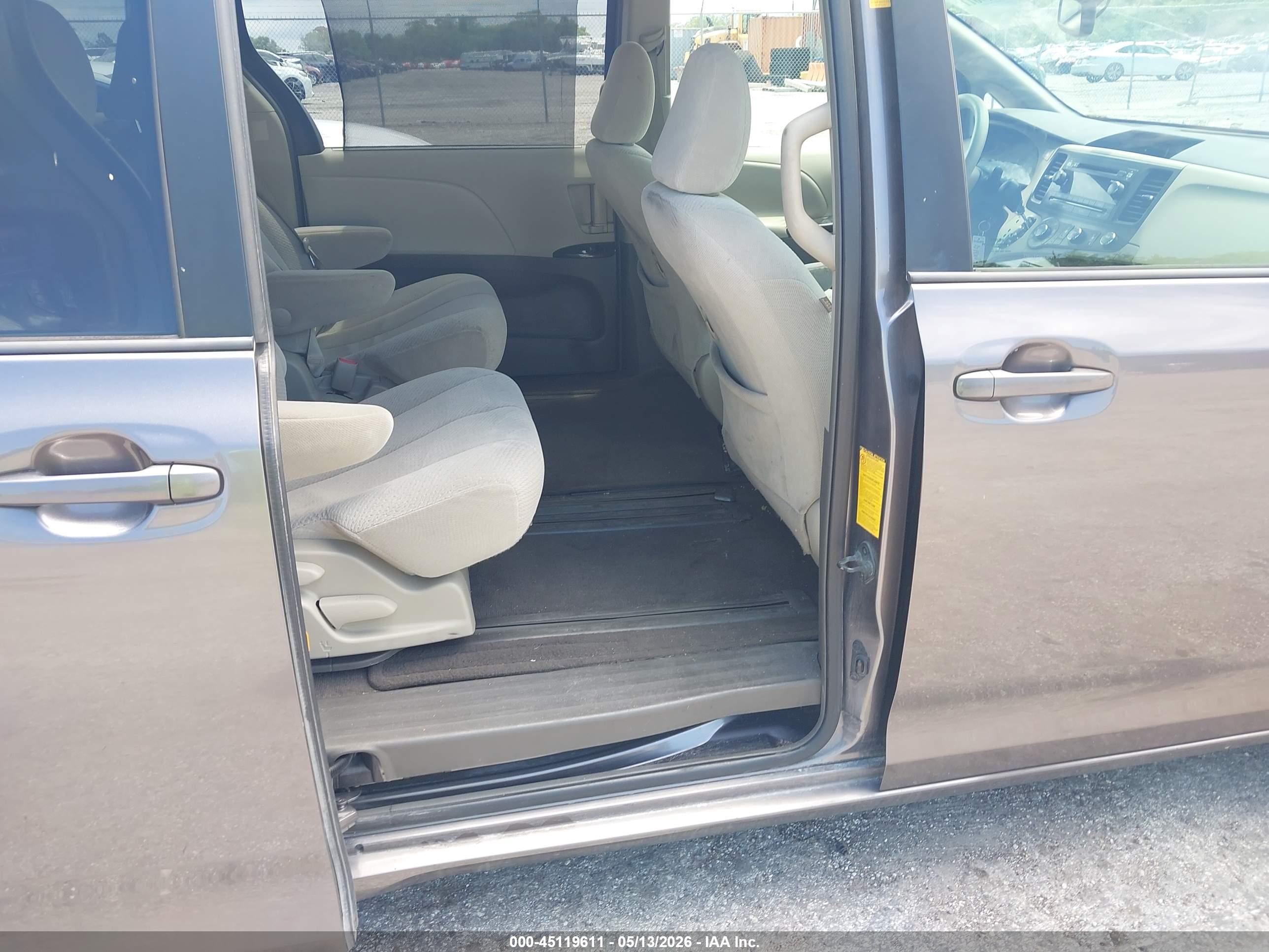 TOYOTA SIENNA image 8