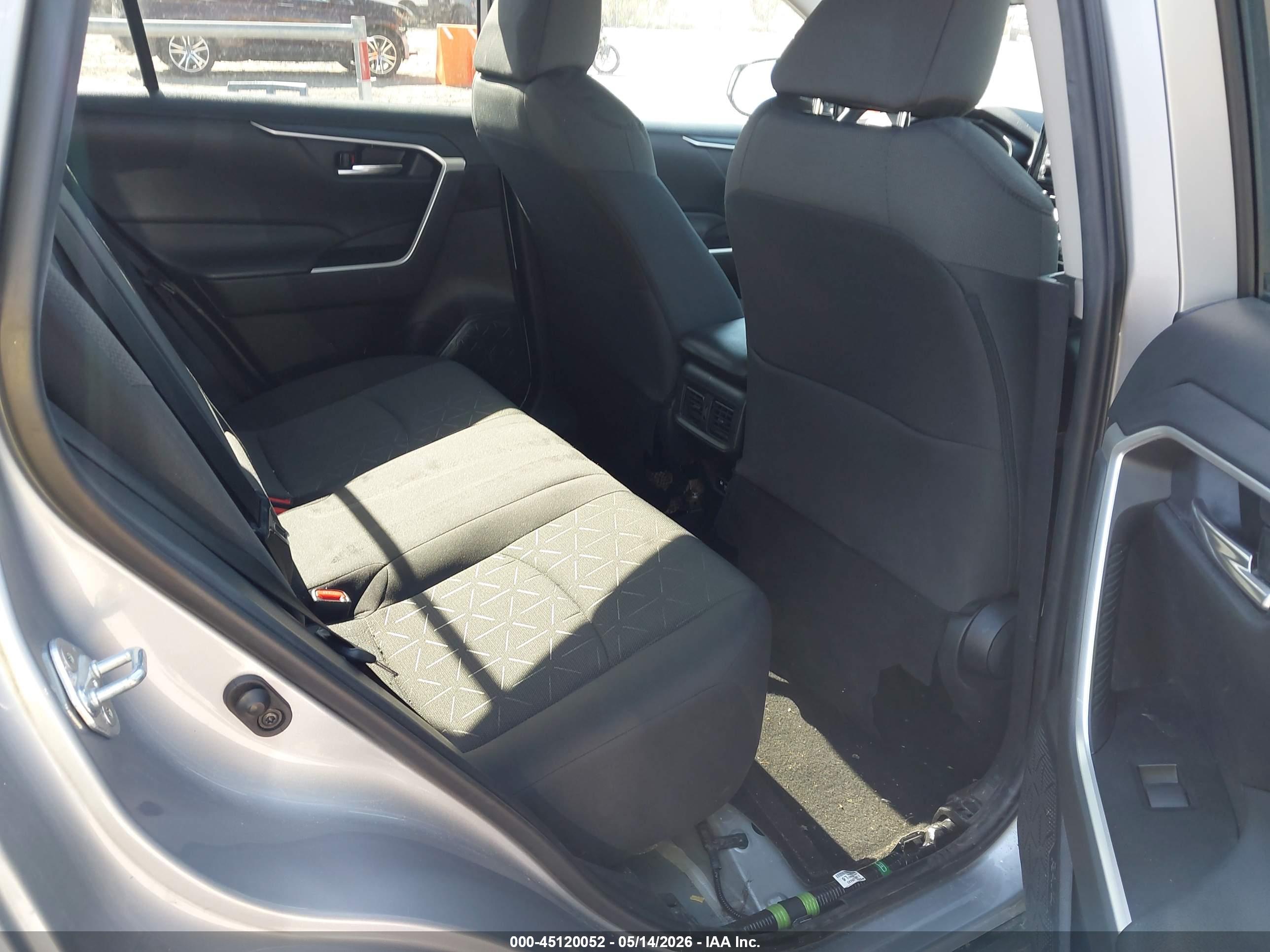 TOYOTA RAV4 image 8