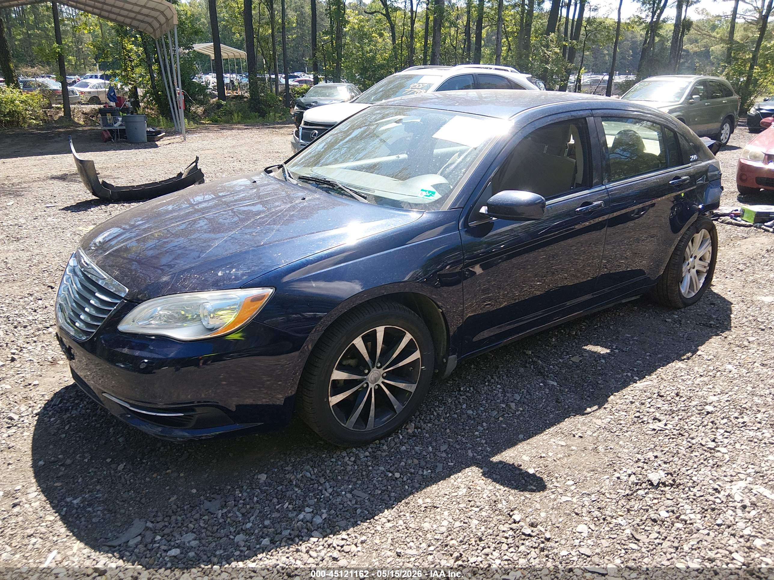 CHRYSLER 200 image 2
