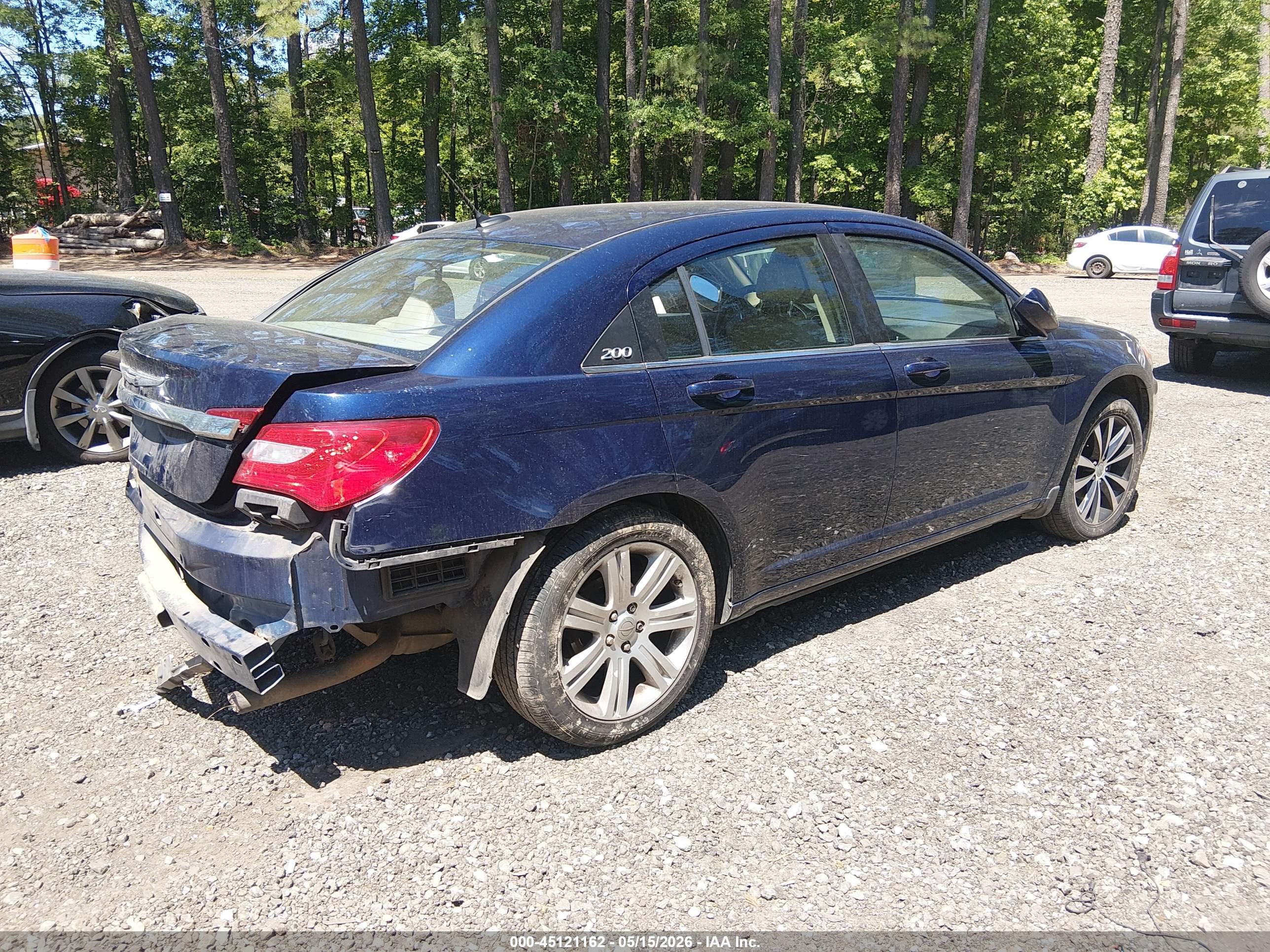 CHRYSLER 200 image 4