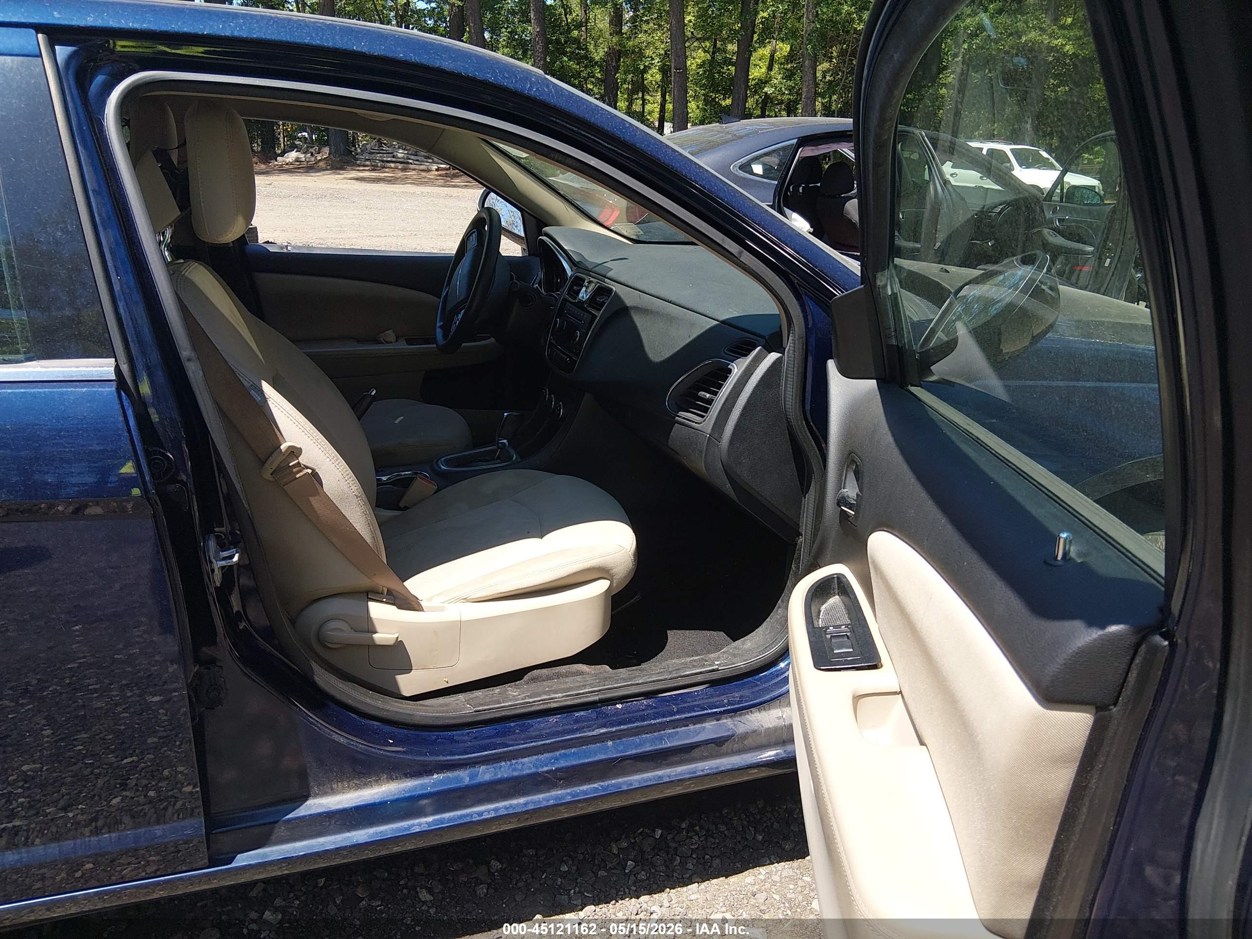 CHRYSLER 200 image 5