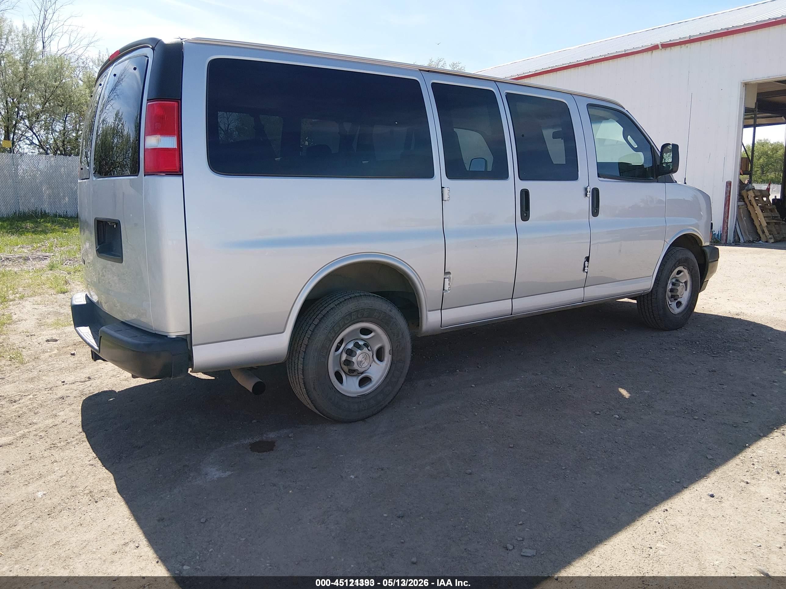 CHEVROLET EXPRESS image 4