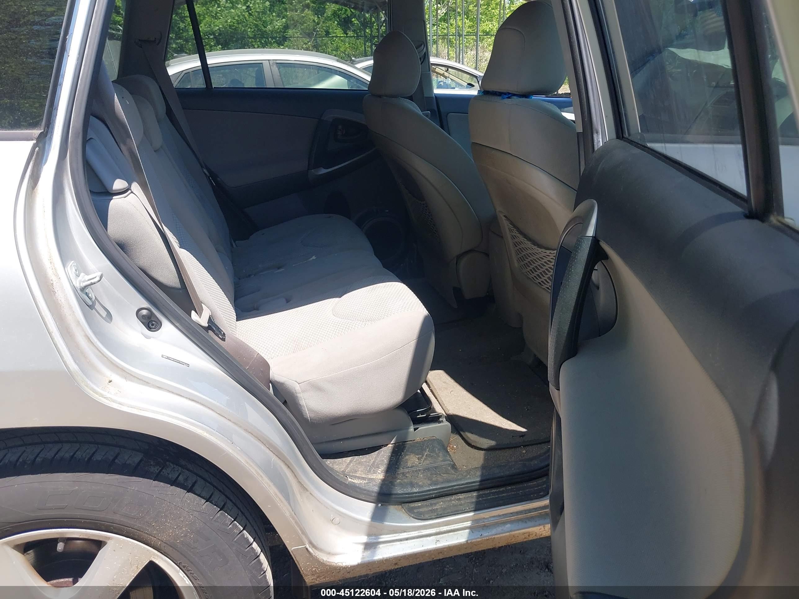 TOYOTA RAV4 image 8