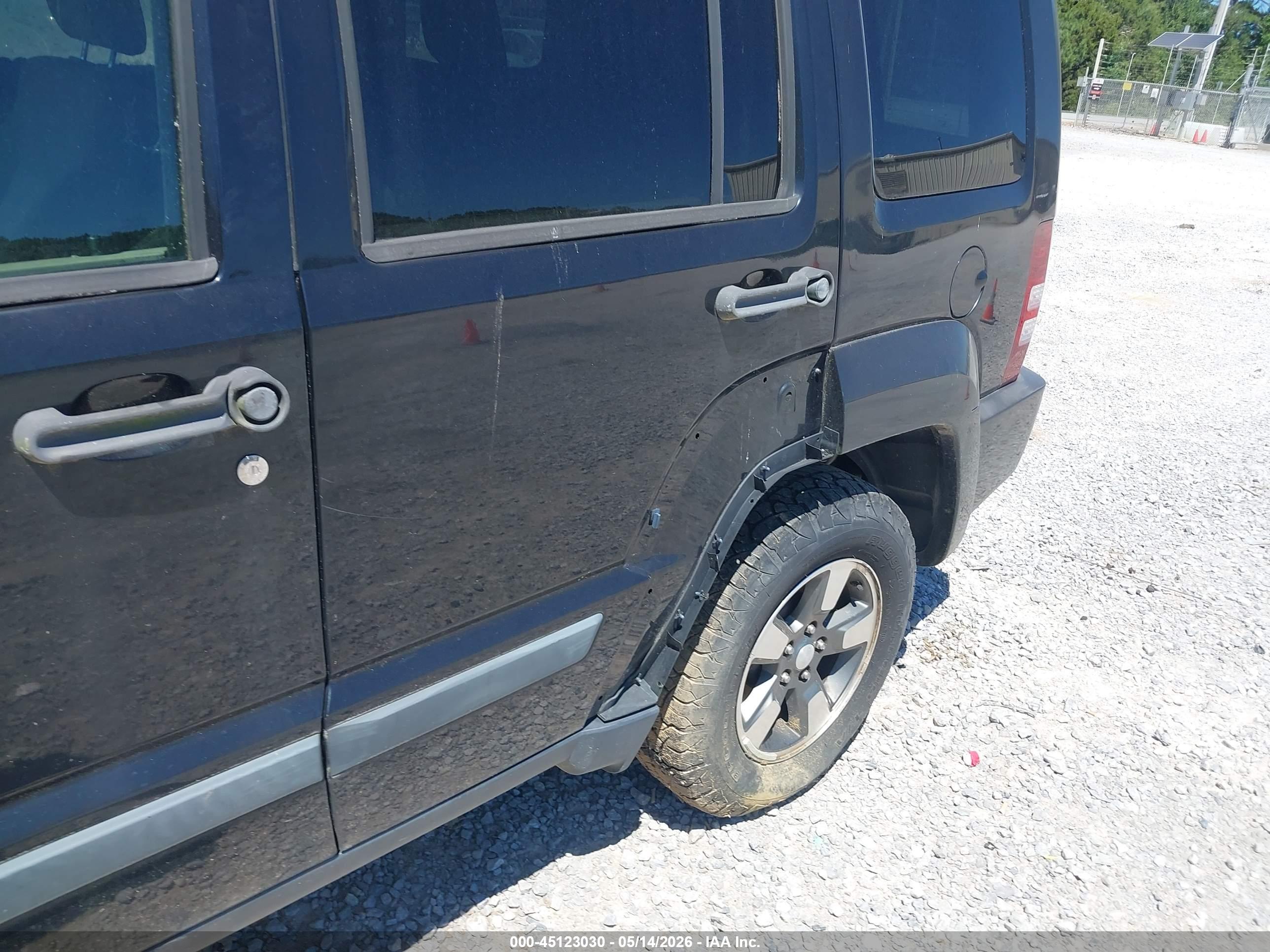 JEEP LIBERTY image 6