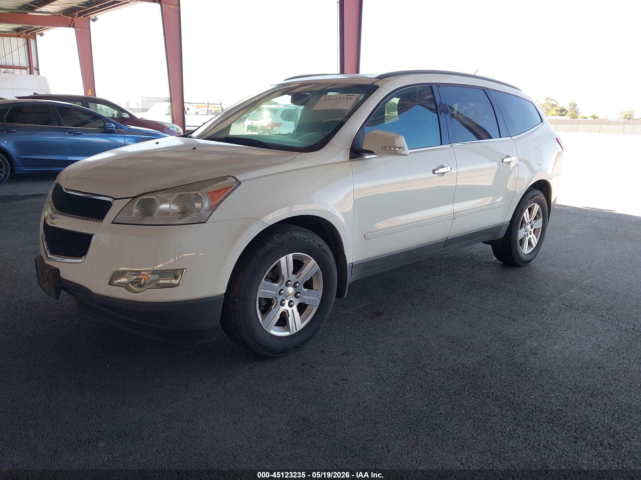 CHEVROLET TRAVERSE image 2