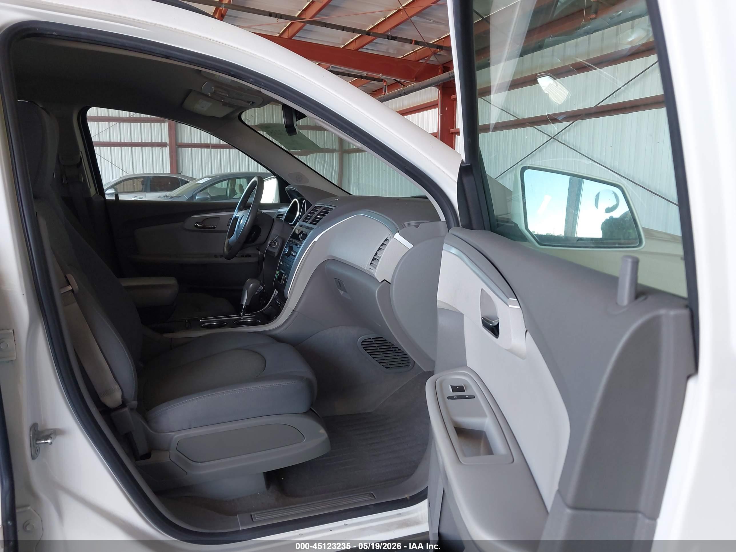 CHEVROLET TRAVERSE image 5