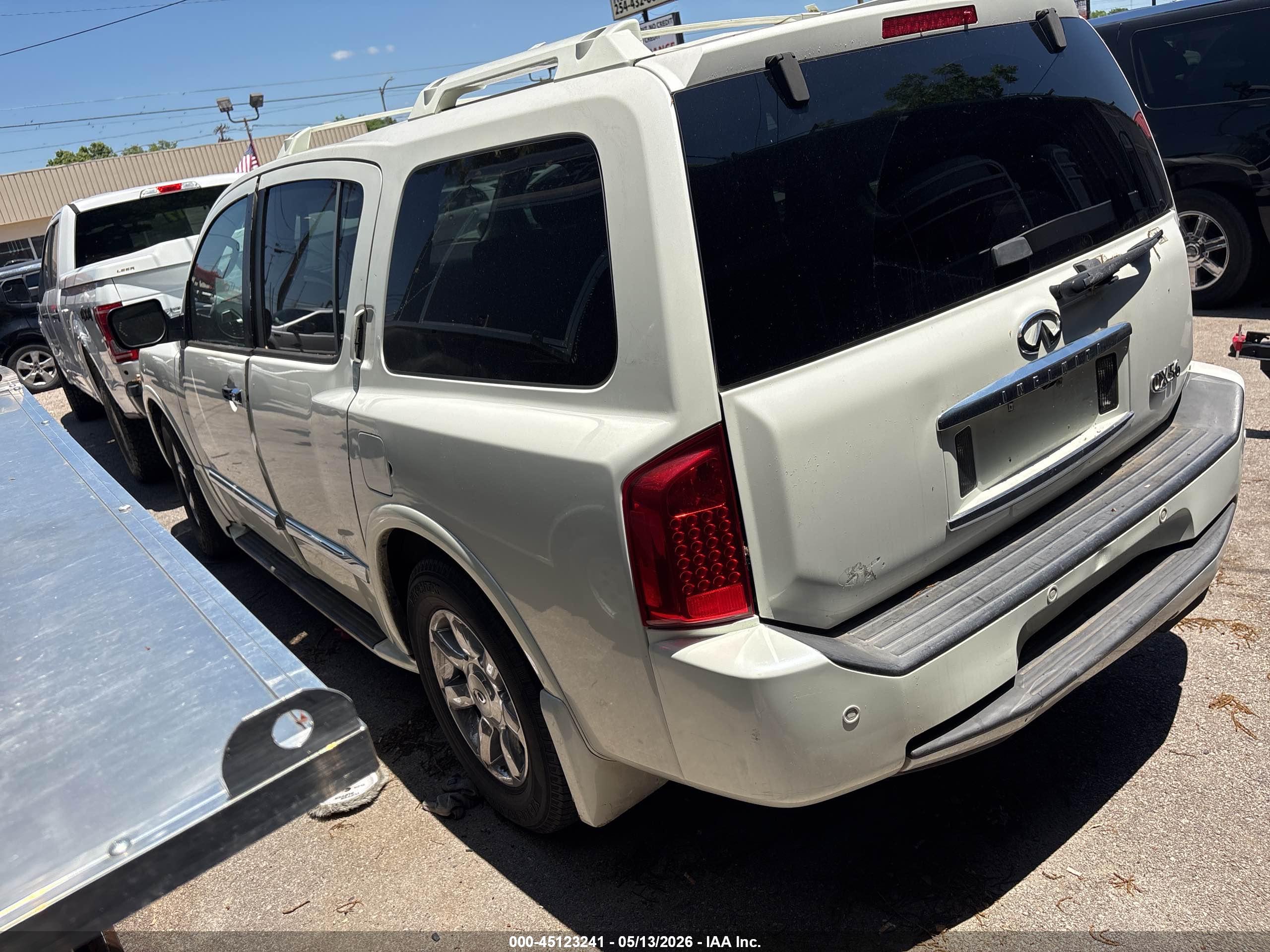 INFINITI QX56 image 3