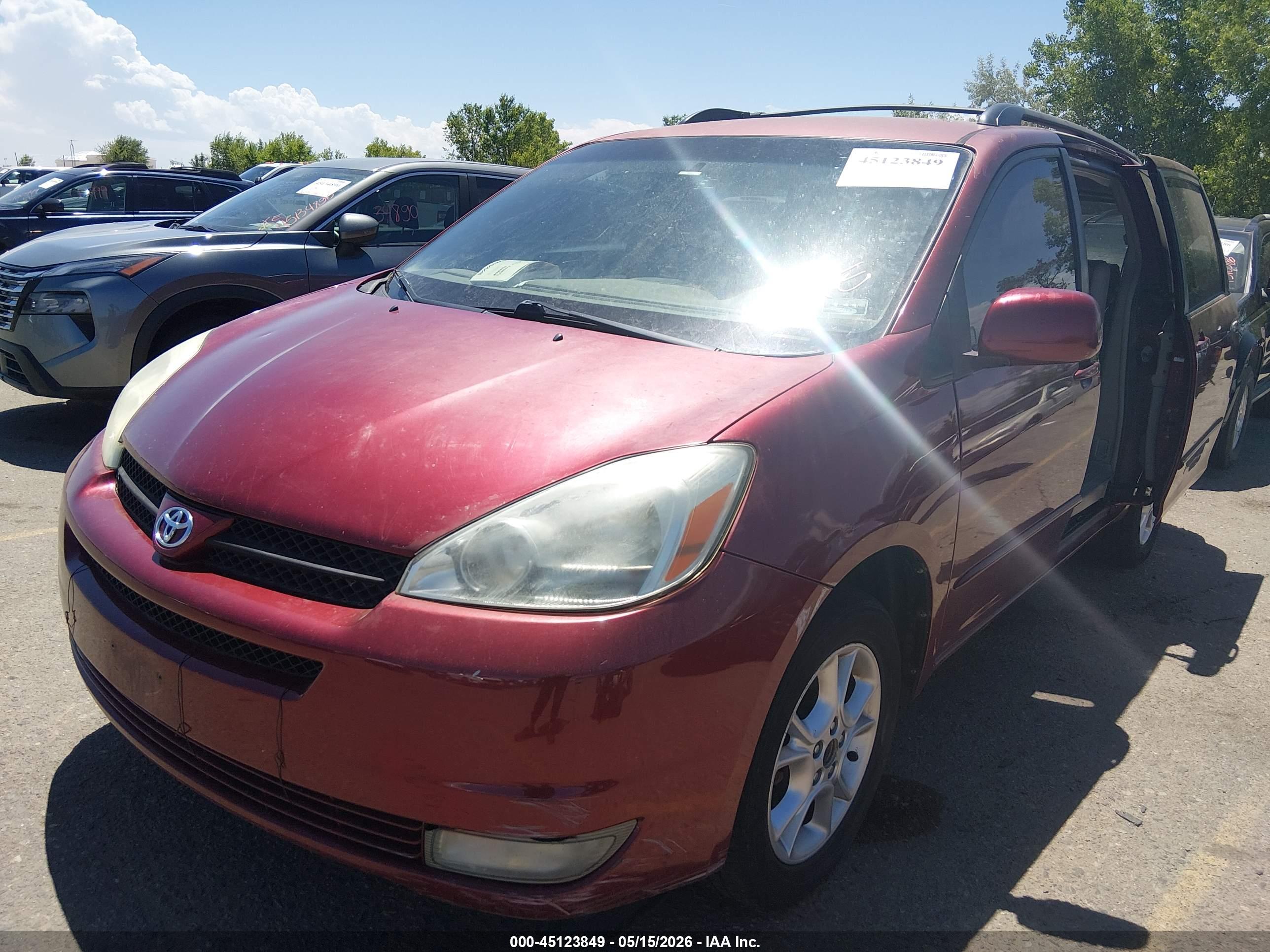 TOYOTA SIENNA image 2