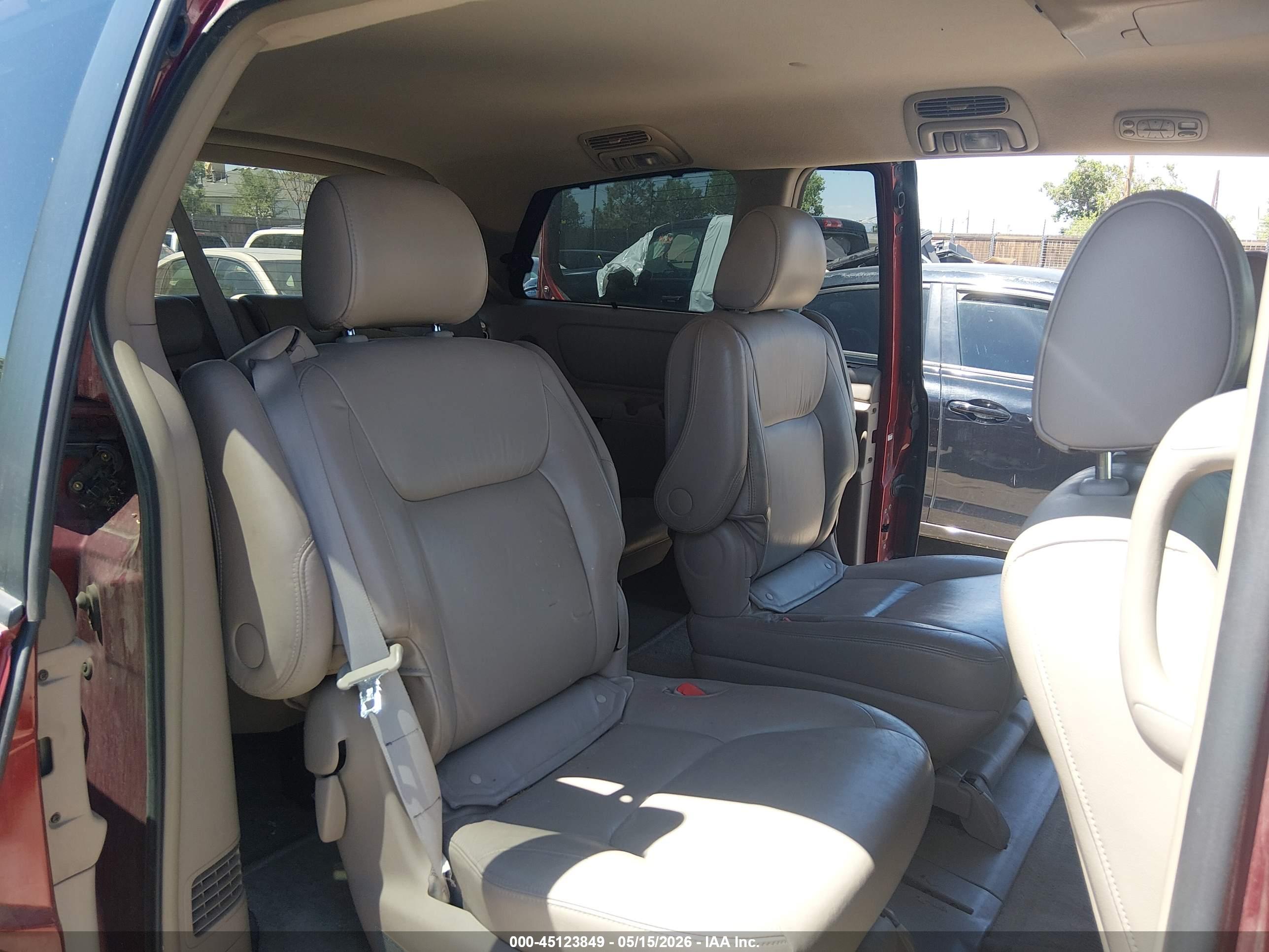 TOYOTA SIENNA image 8