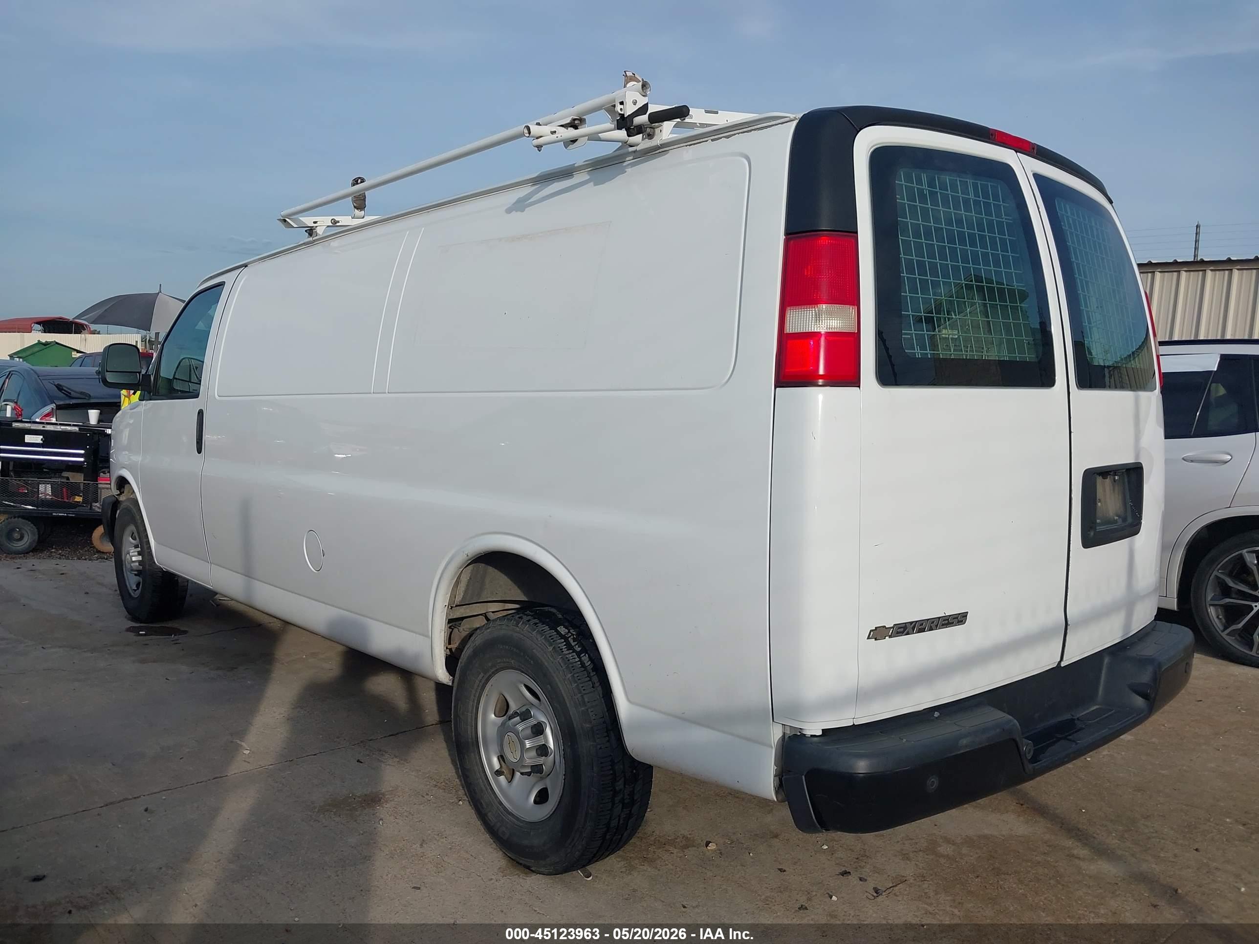 CHEVROLET EXPRESS image 3