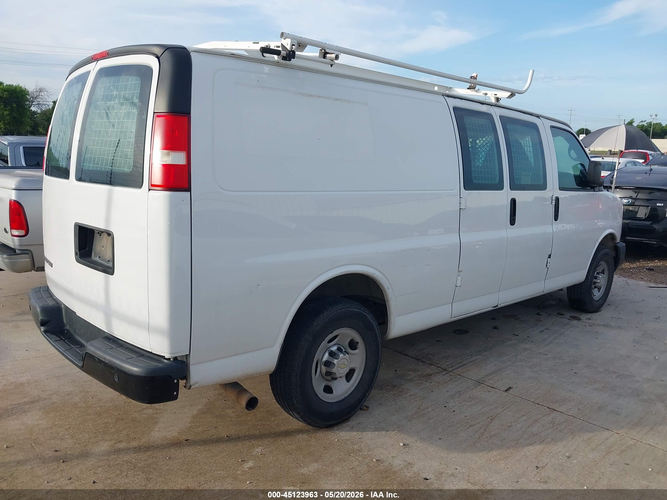 CHEVROLET EXPRESS image 4