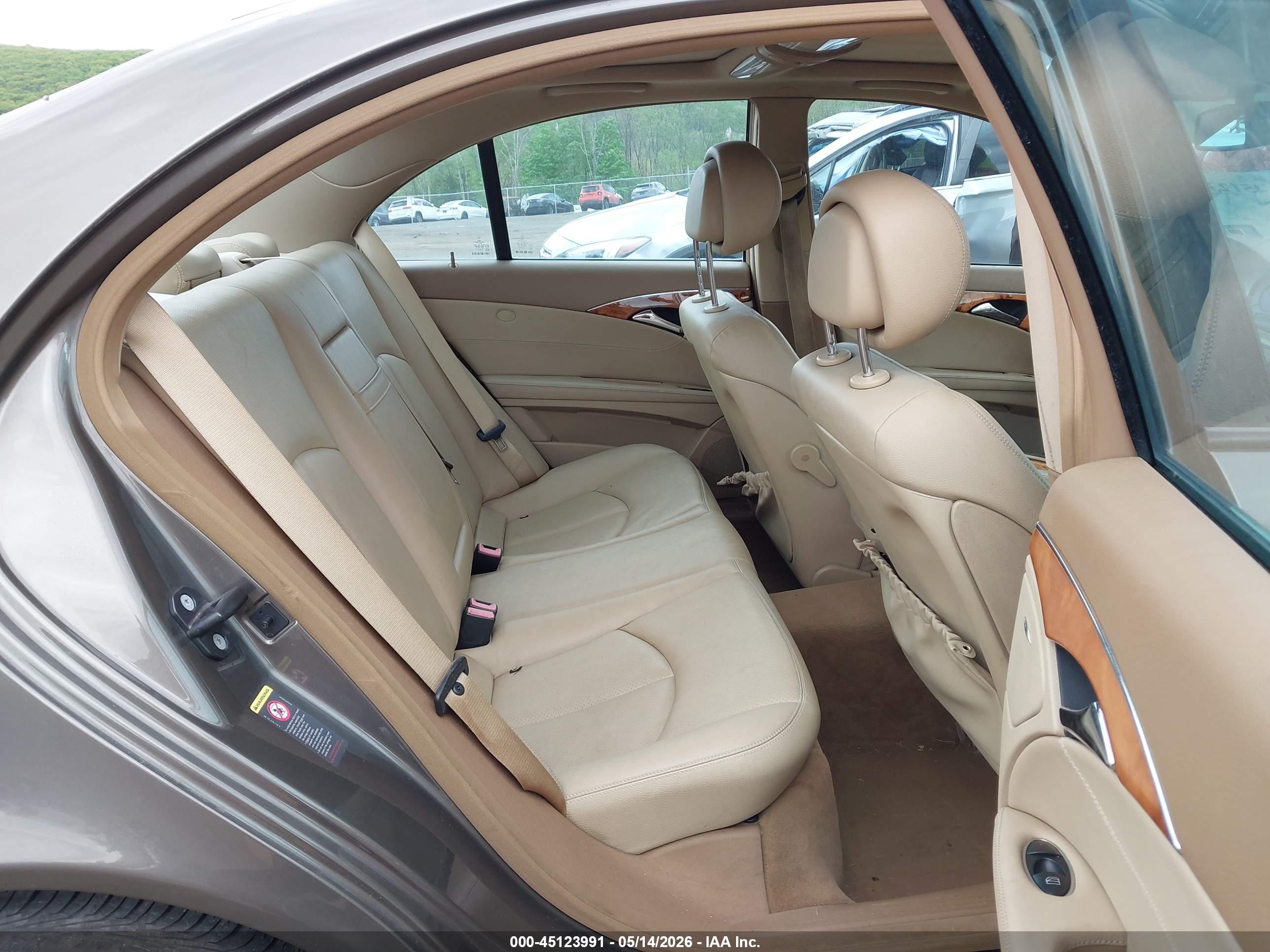MERCEDES-BENZ E image 8