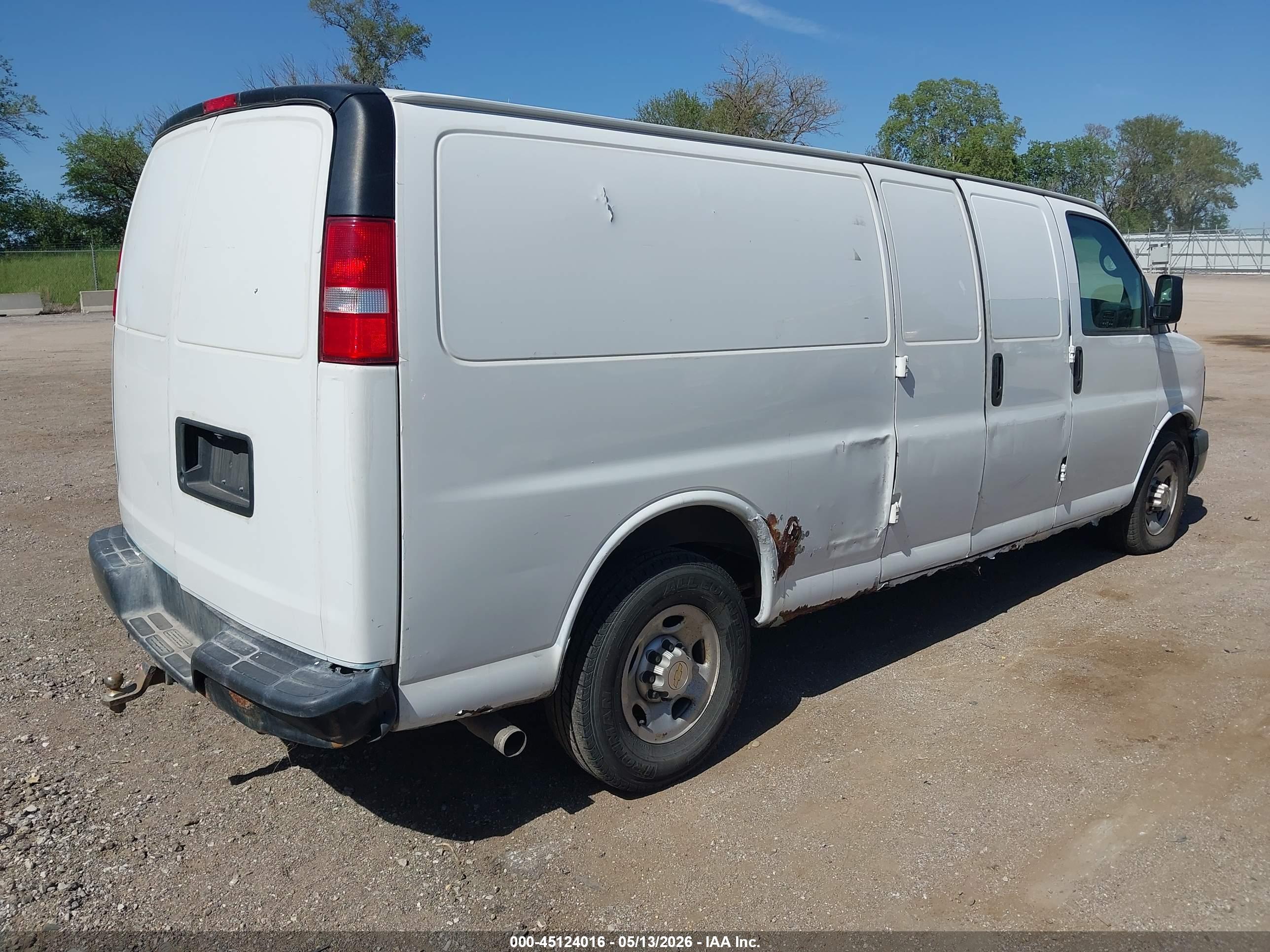 CHEVROLET EXPRESS image 4