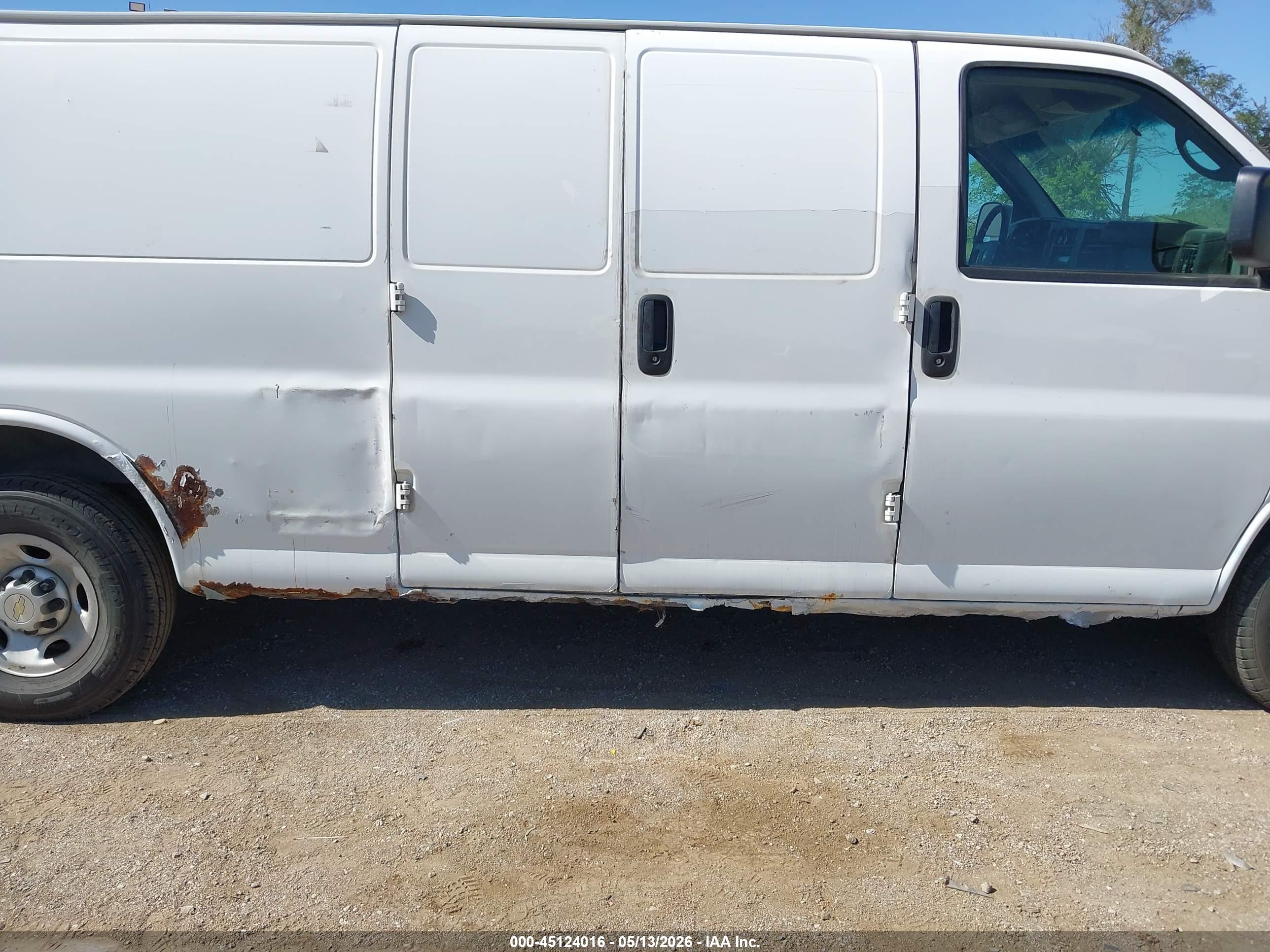 CHEVROLET EXPRESS image 6