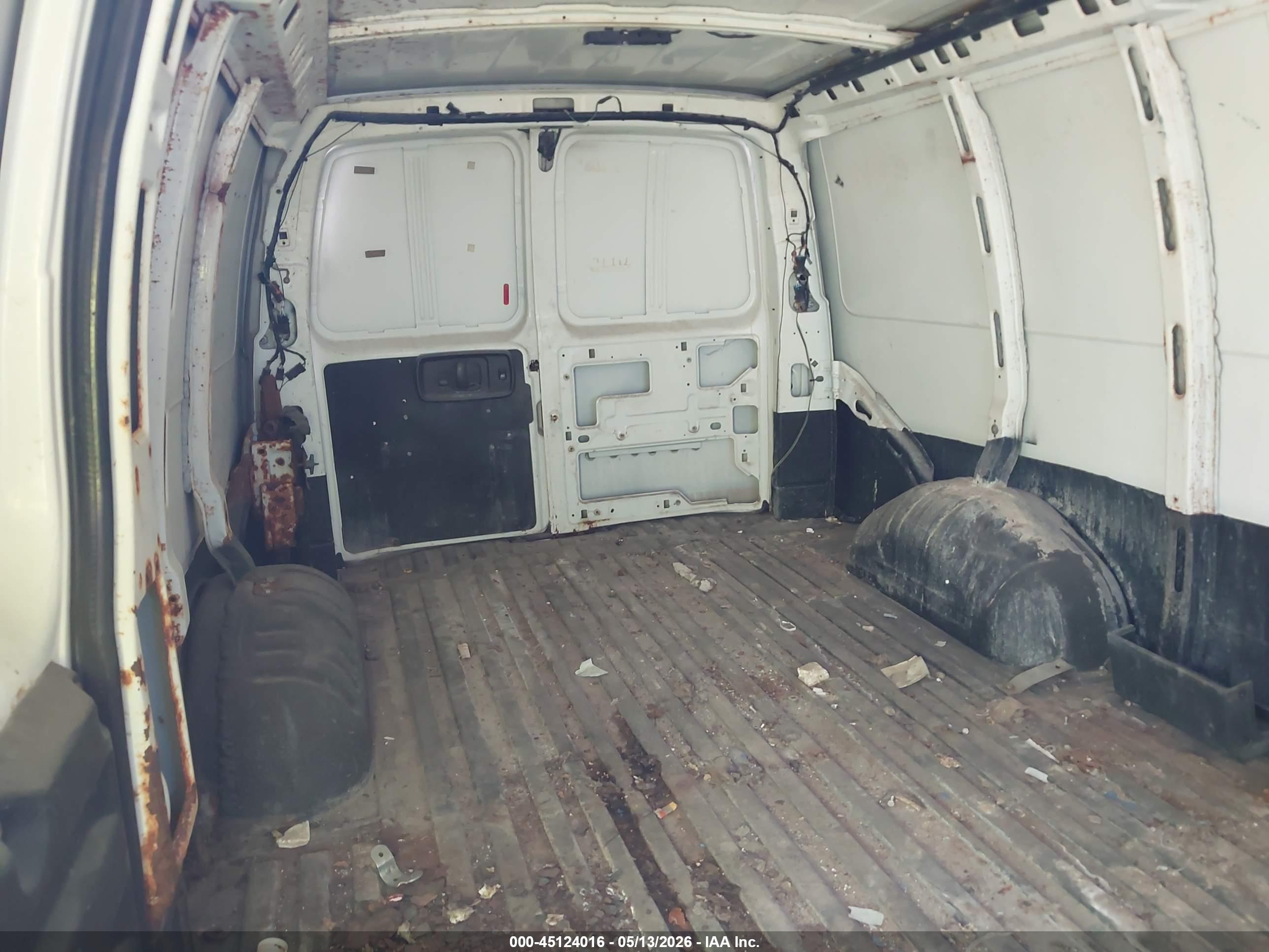 CHEVROLET EXPRESS image 8