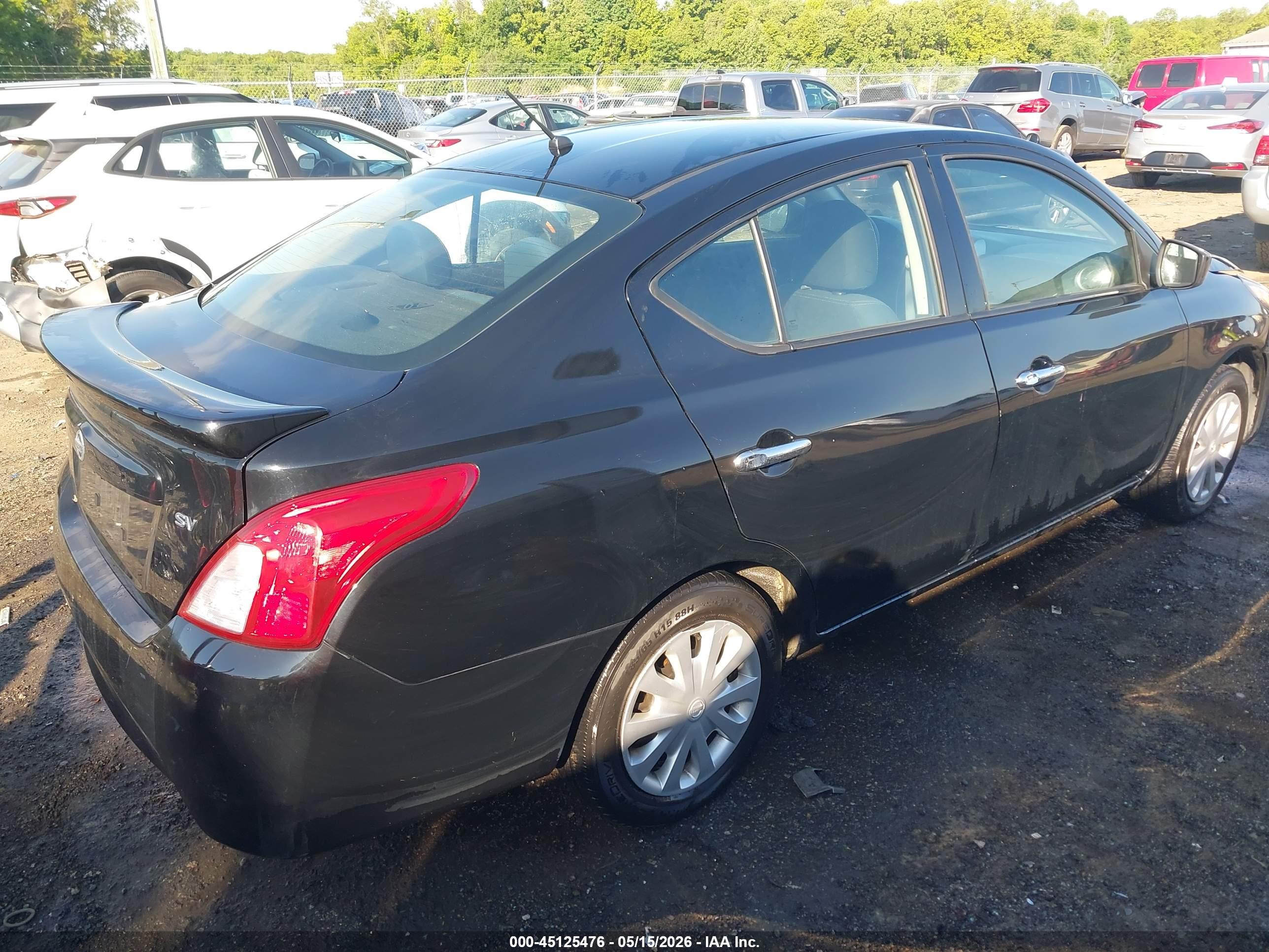 NISSAN VERSA image 4