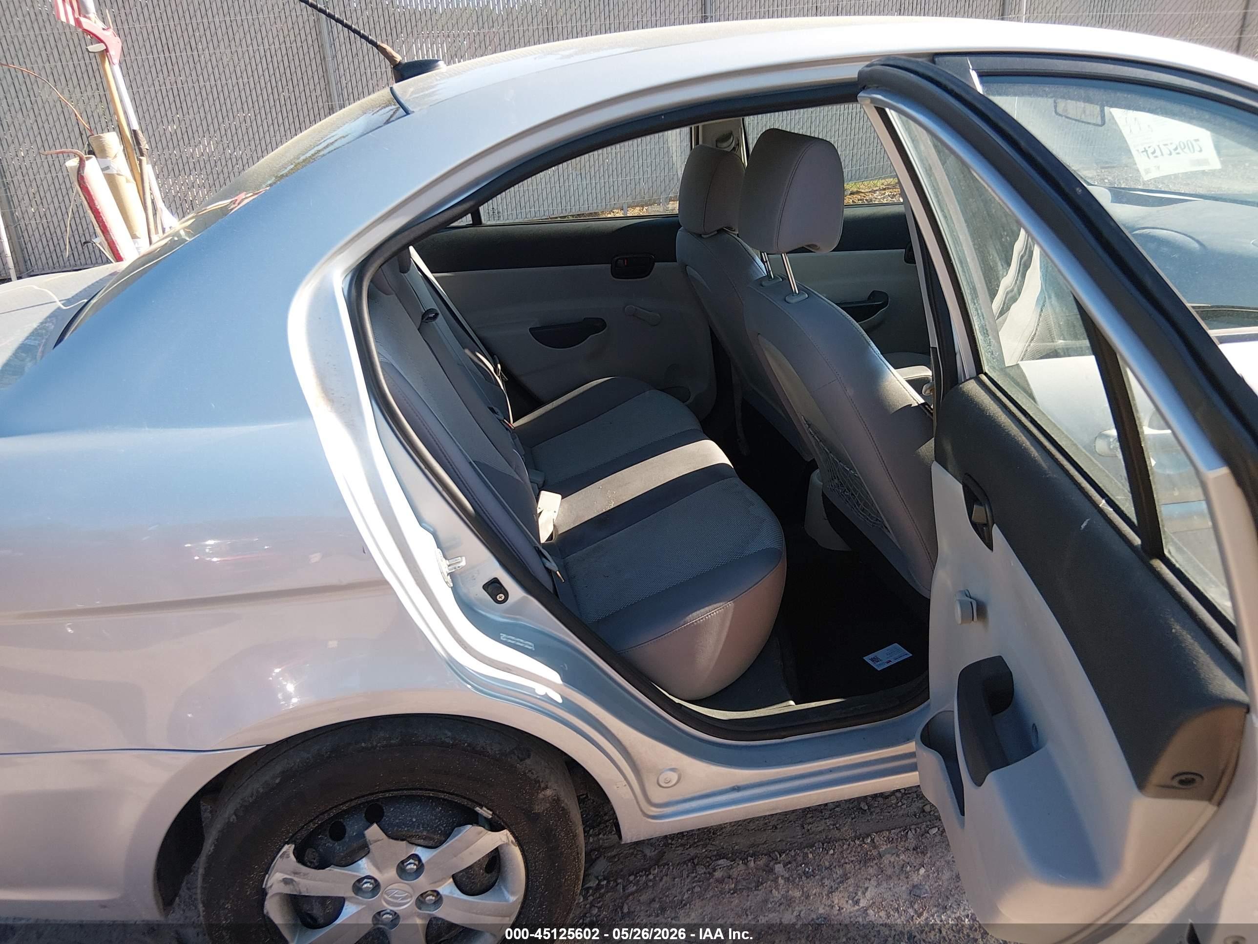 HYUNDAI ACCENT image 8