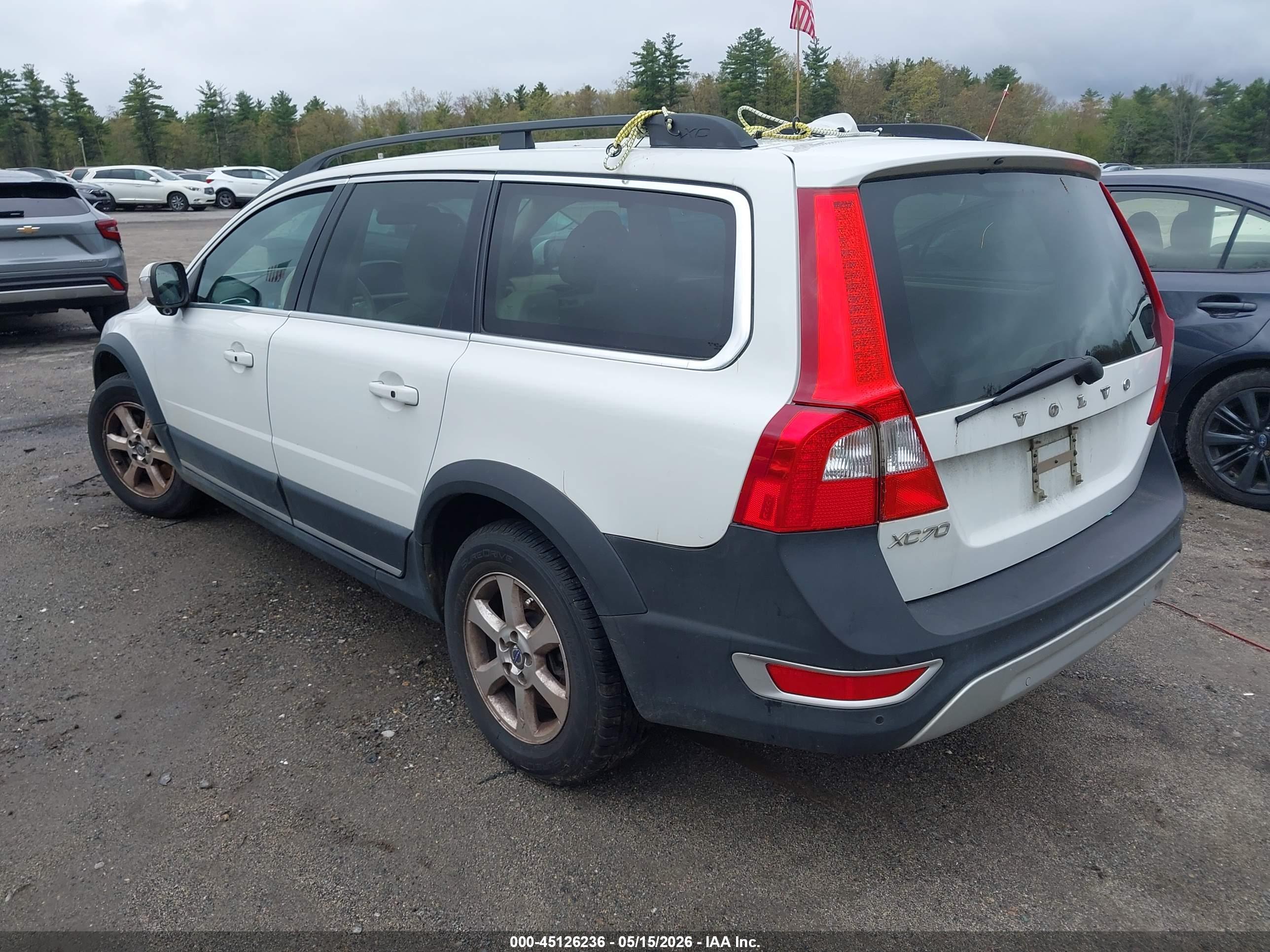 VOLVO XC70 image 3