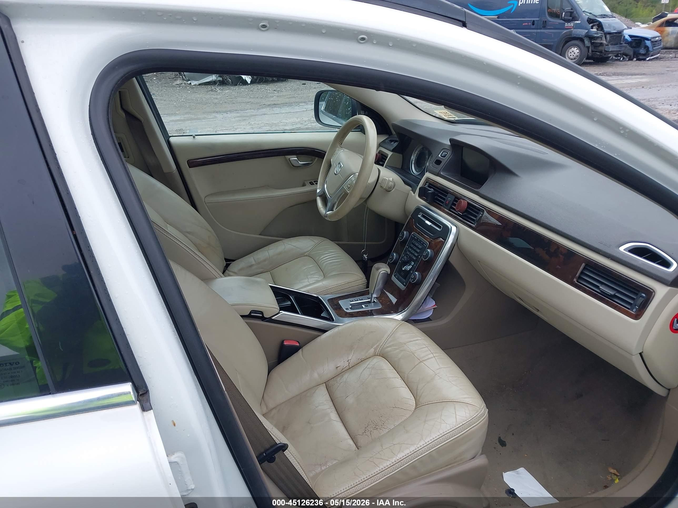 VOLVO XC70 image 5