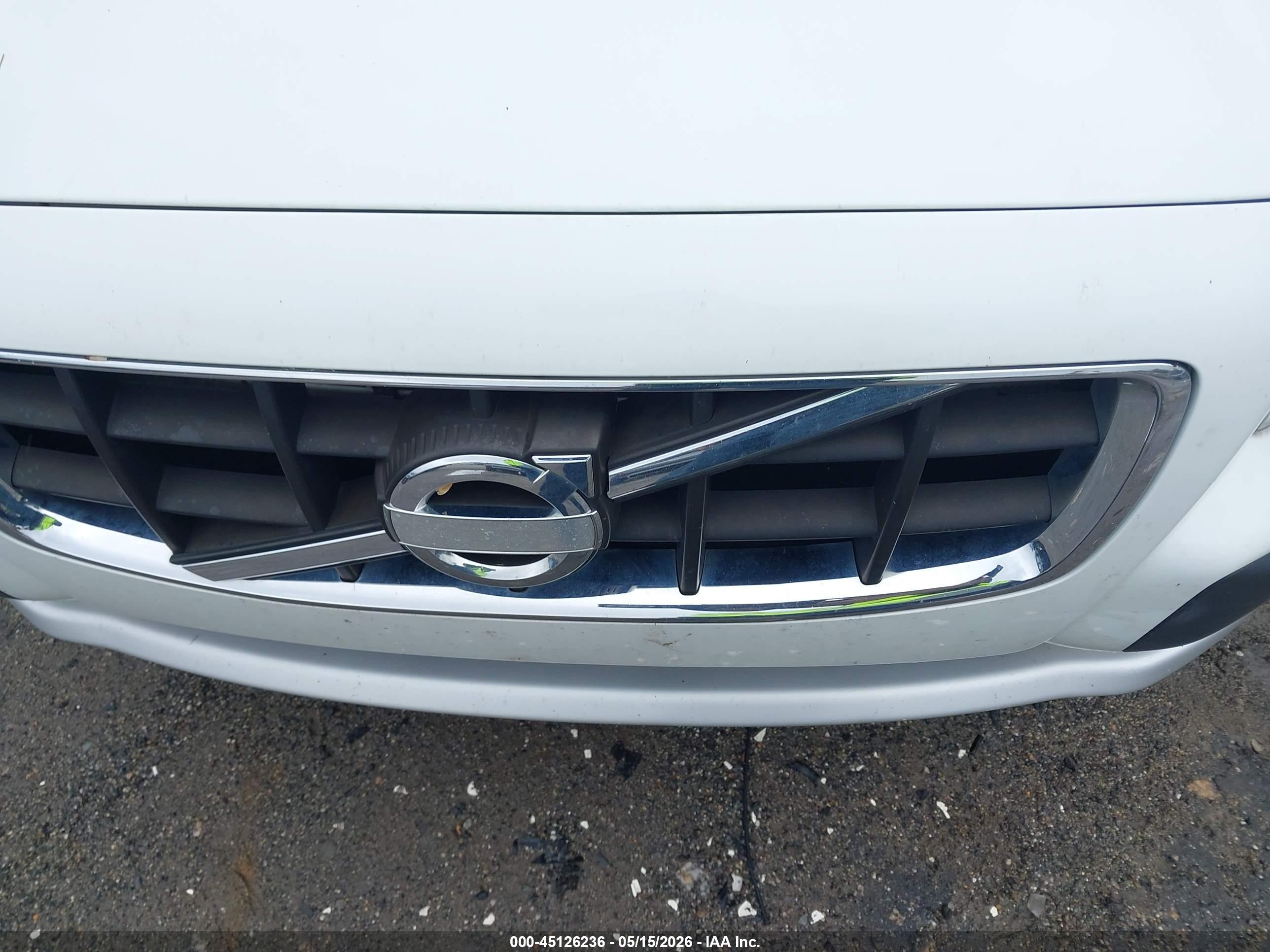 VOLVO XC70 image 6