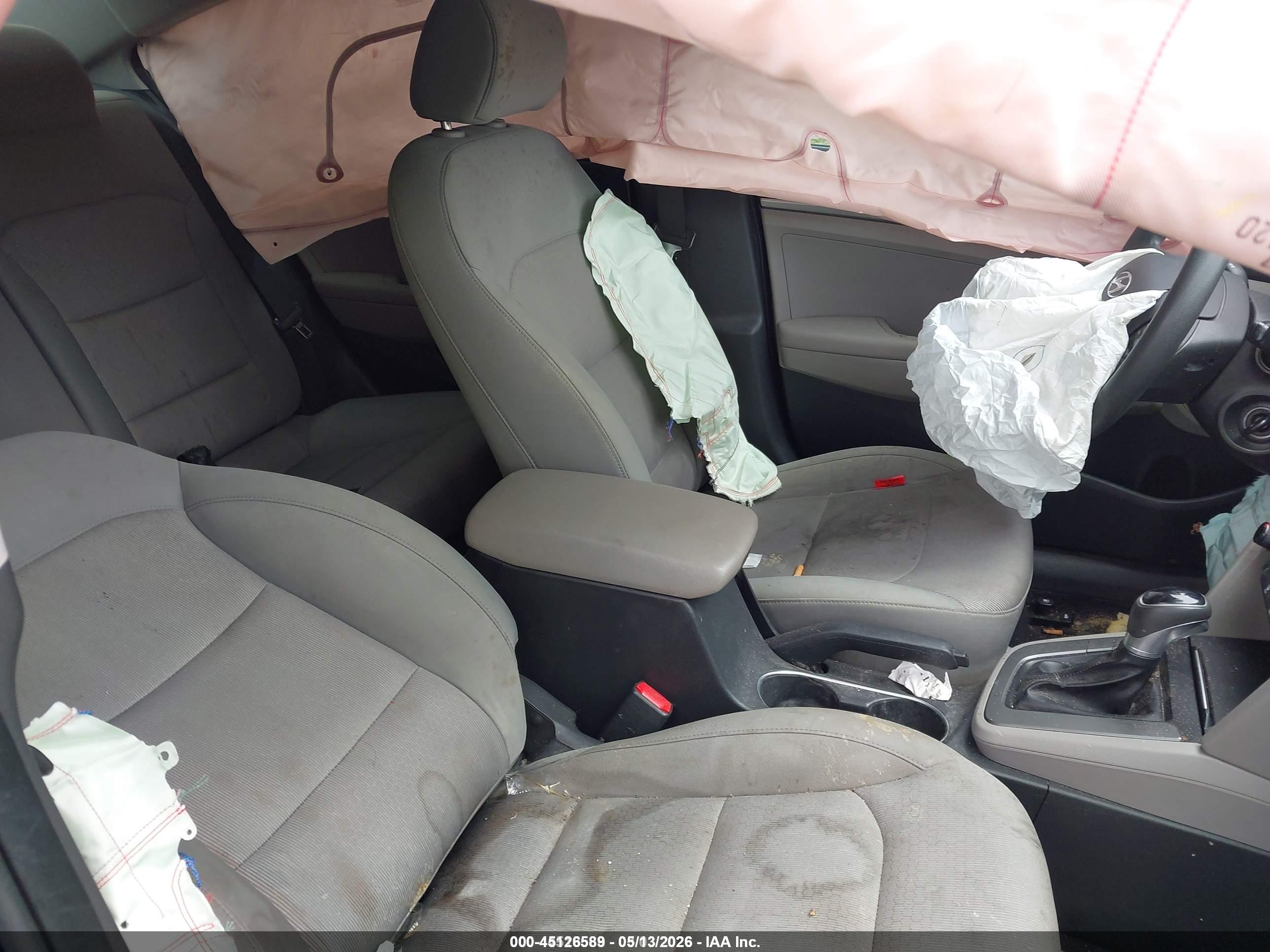 HYUNDAI ELANTRA image 5