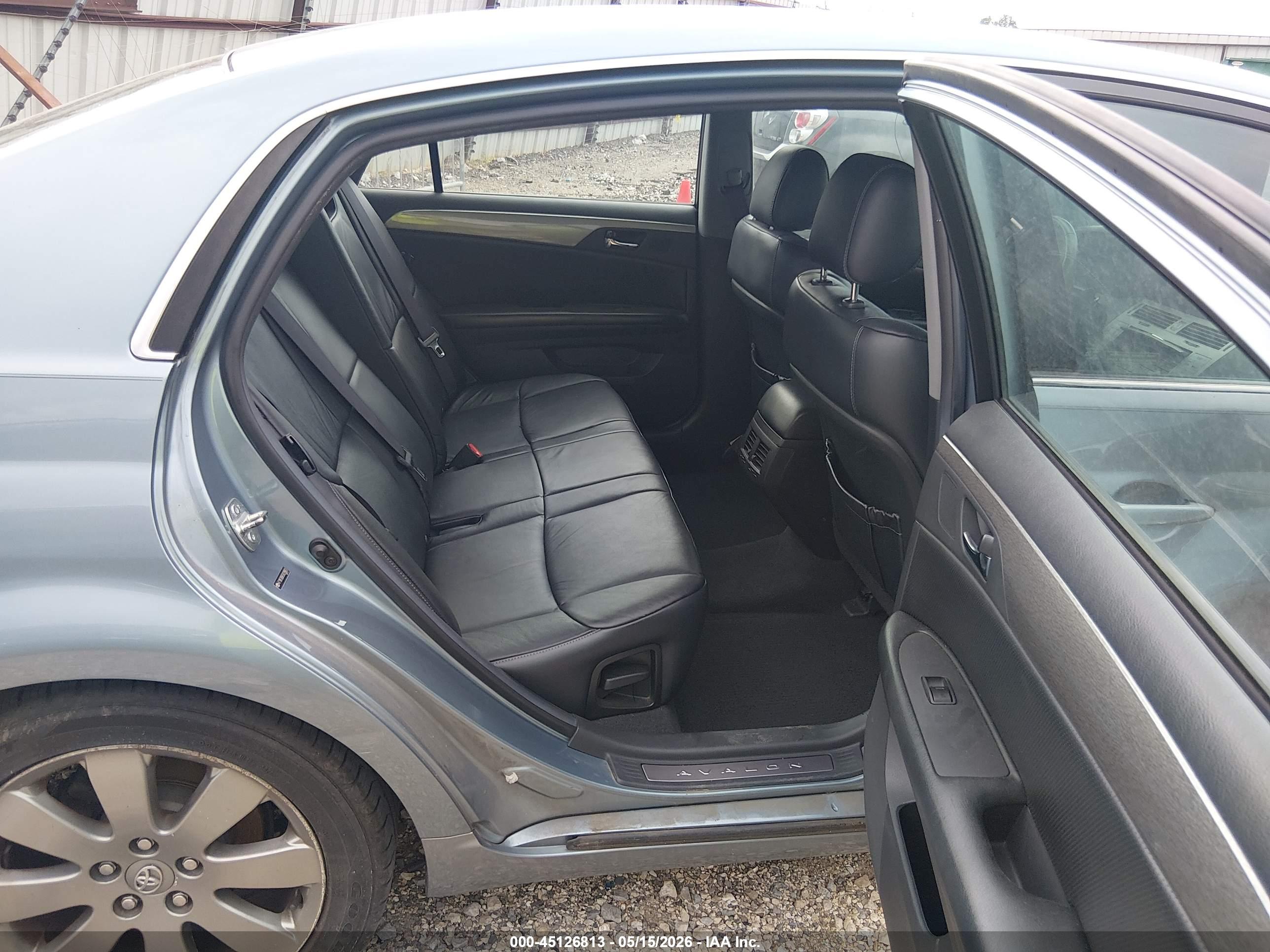 TOYOTA AVALON image 8