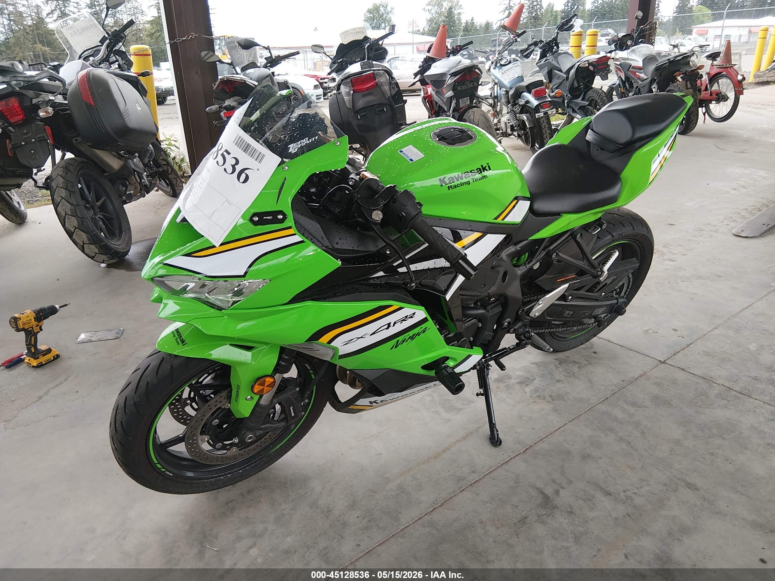 KAWASAKI ZX400 image 2