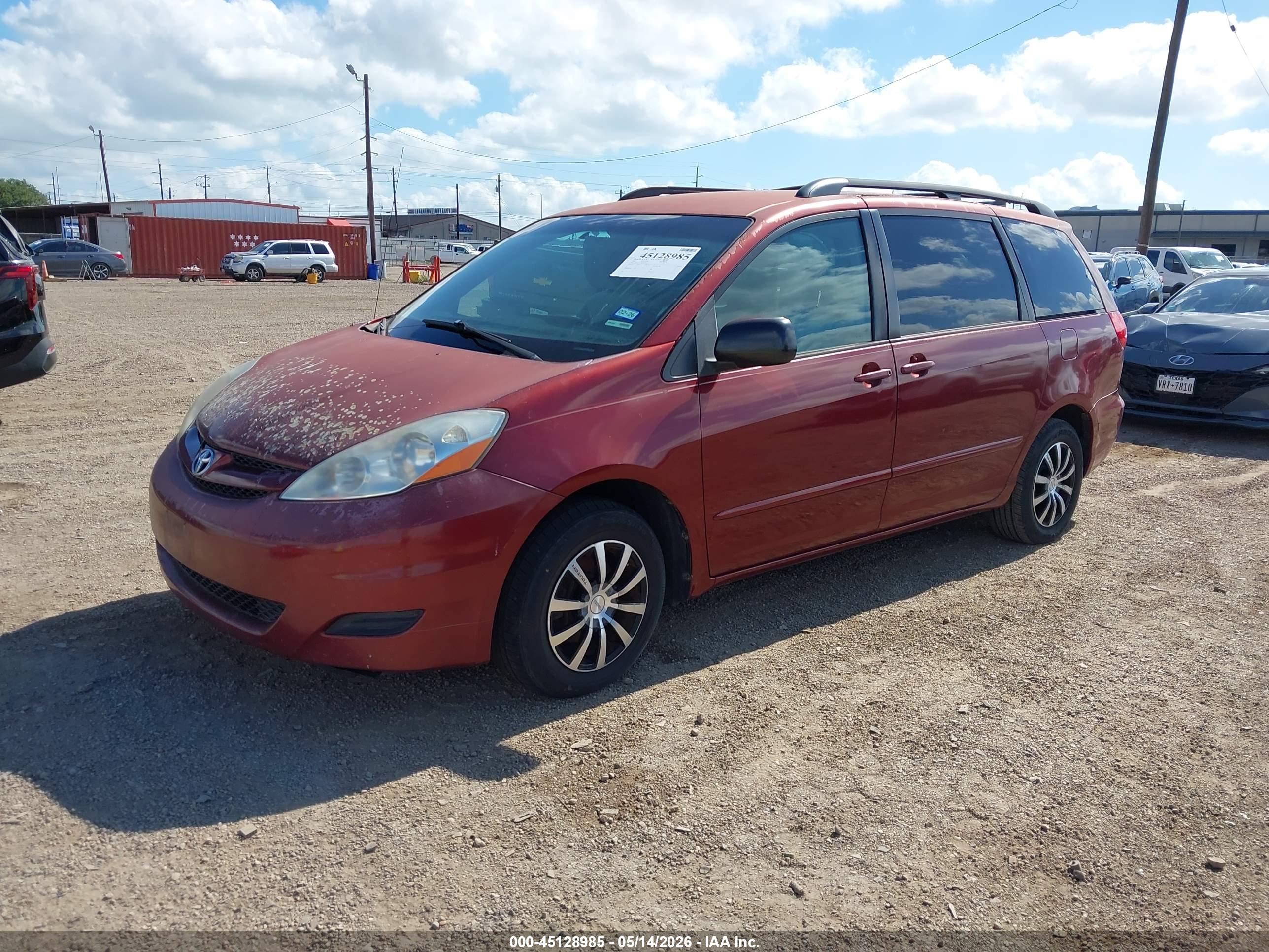 TOYOTA SIENNA image 2