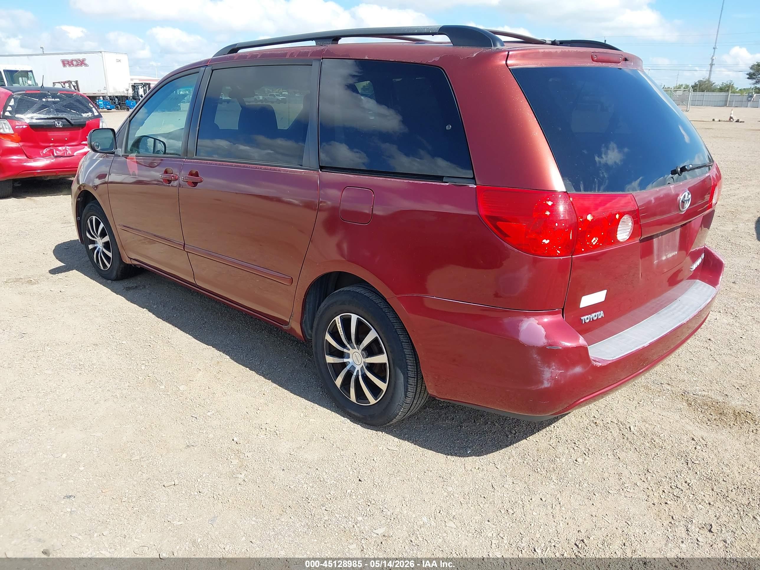 TOYOTA SIENNA image 3