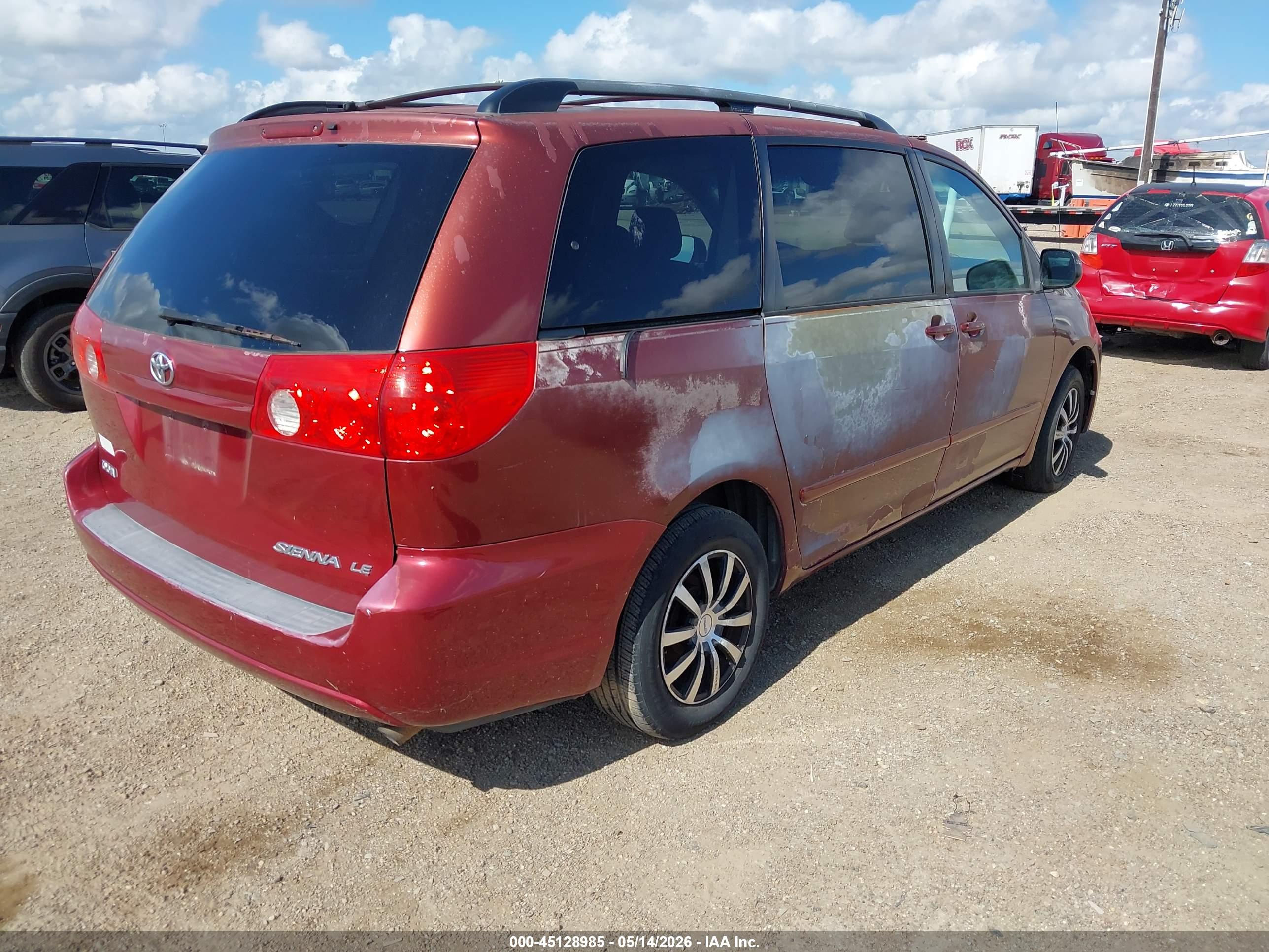 TOYOTA SIENNA image 4