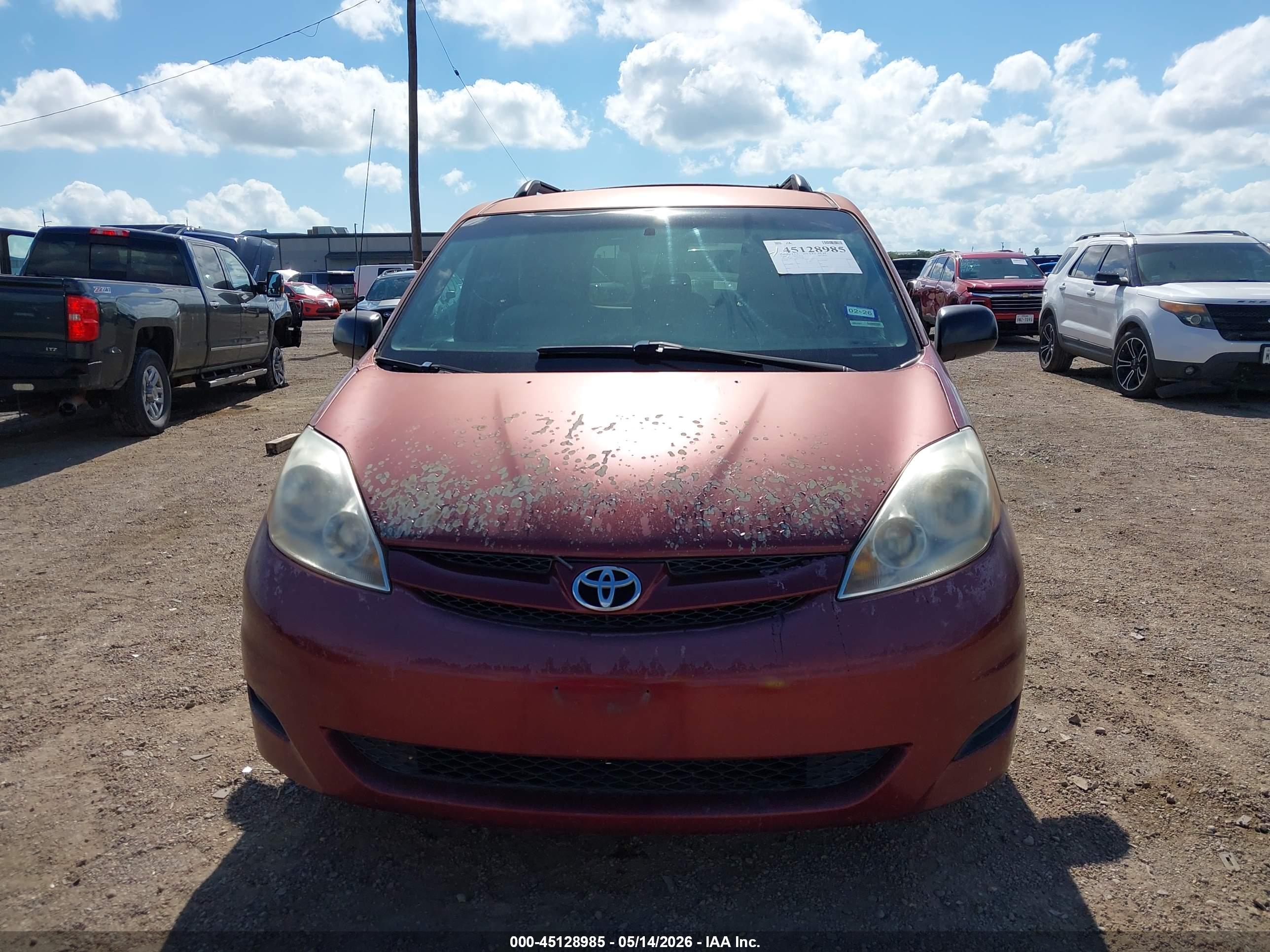 TOYOTA SIENNA image 6