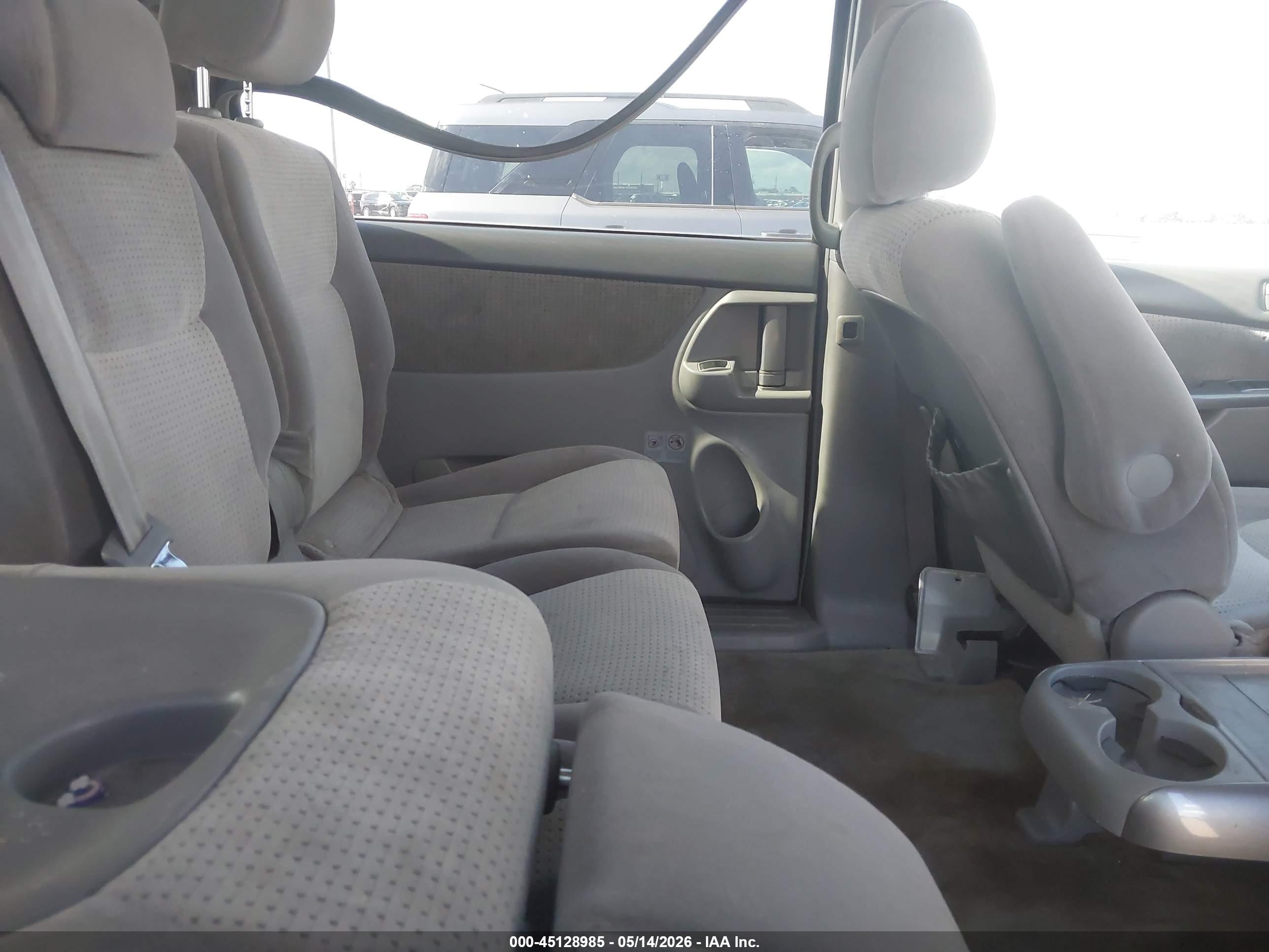 TOYOTA SIENNA image 8