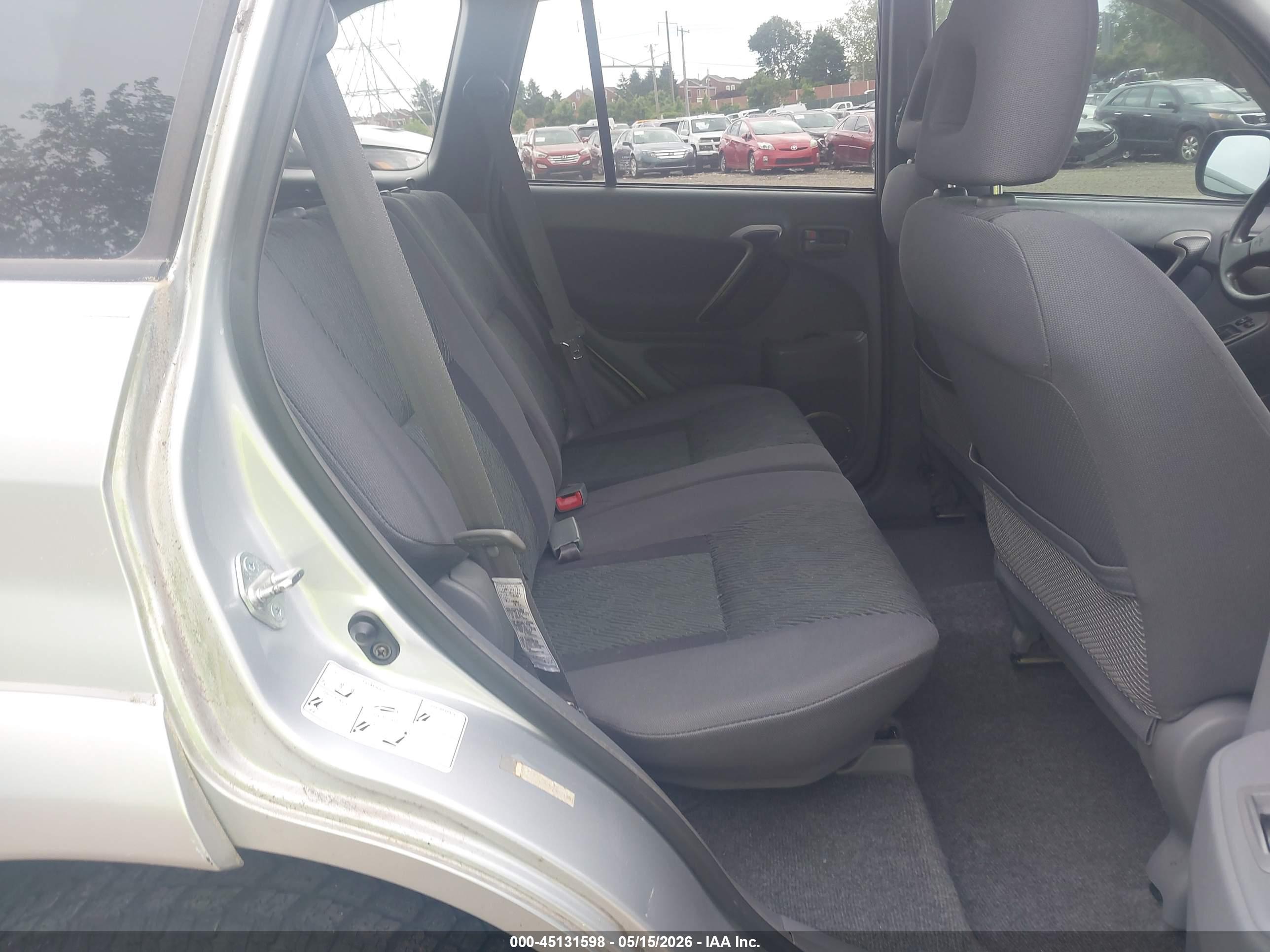 TOYOTA RAV4 image 8