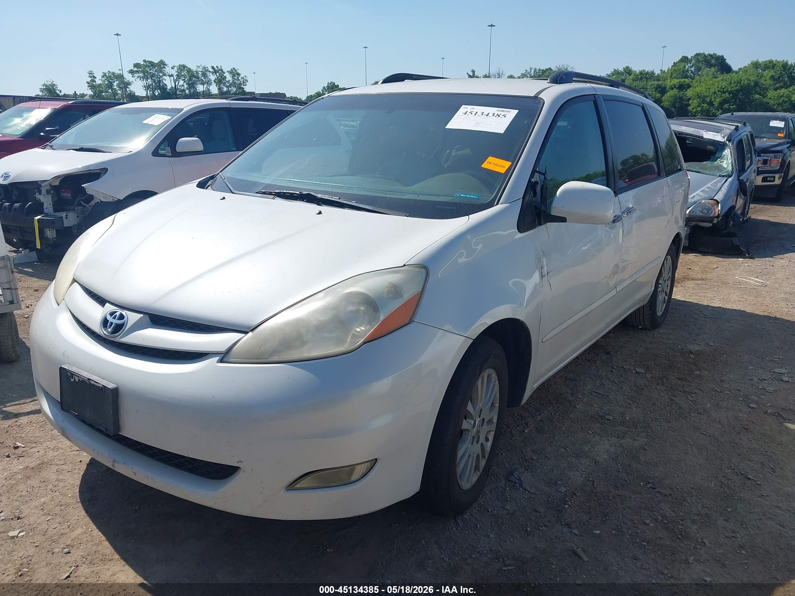 TOYOTA SIENNA image 2