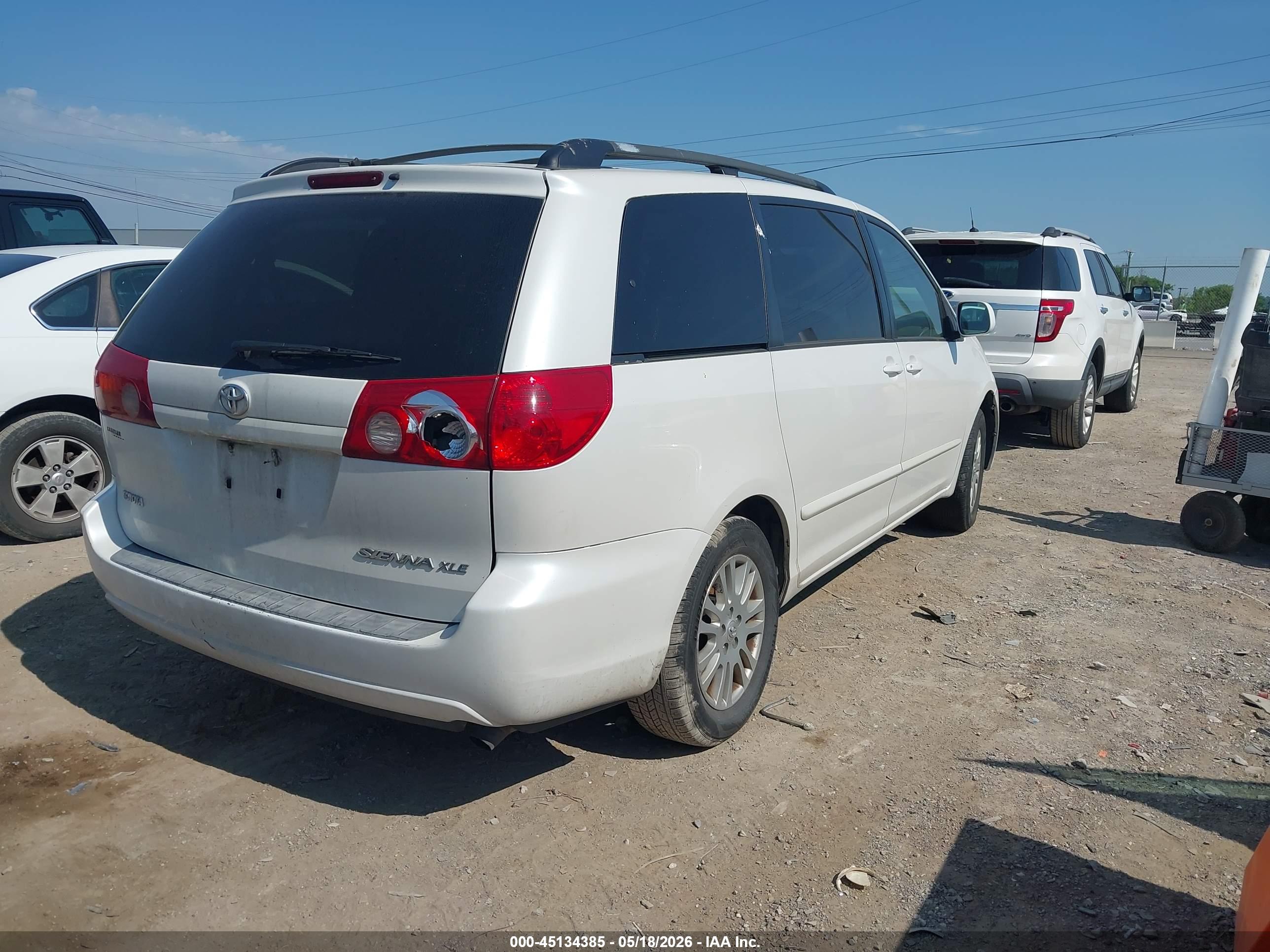 TOYOTA SIENNA image 4