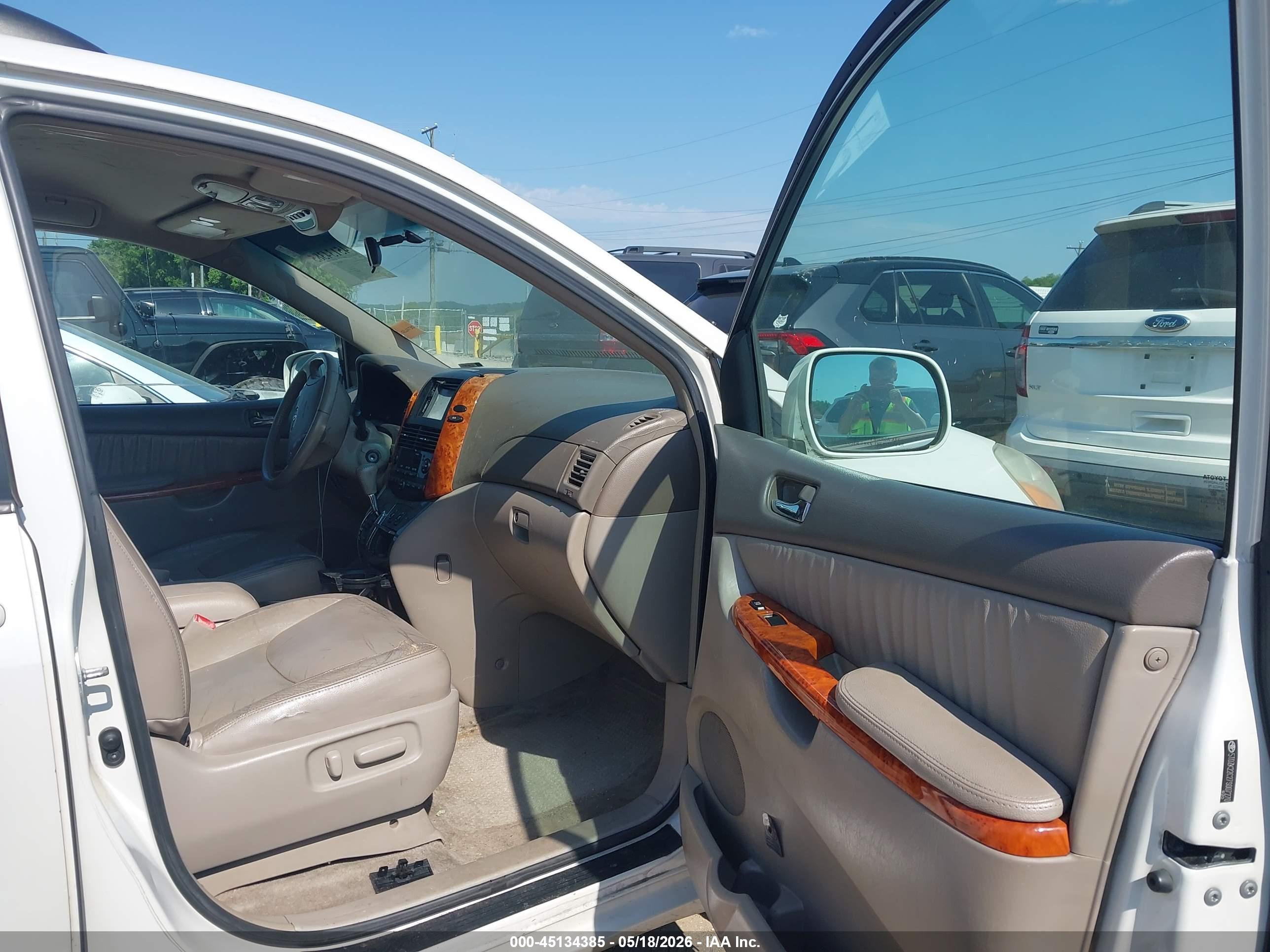 TOYOTA SIENNA image 5