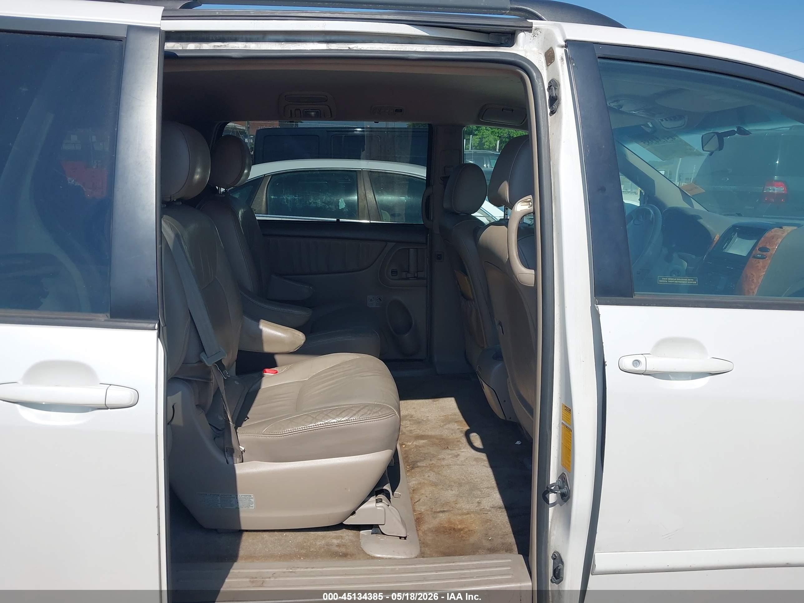 TOYOTA SIENNA image 8