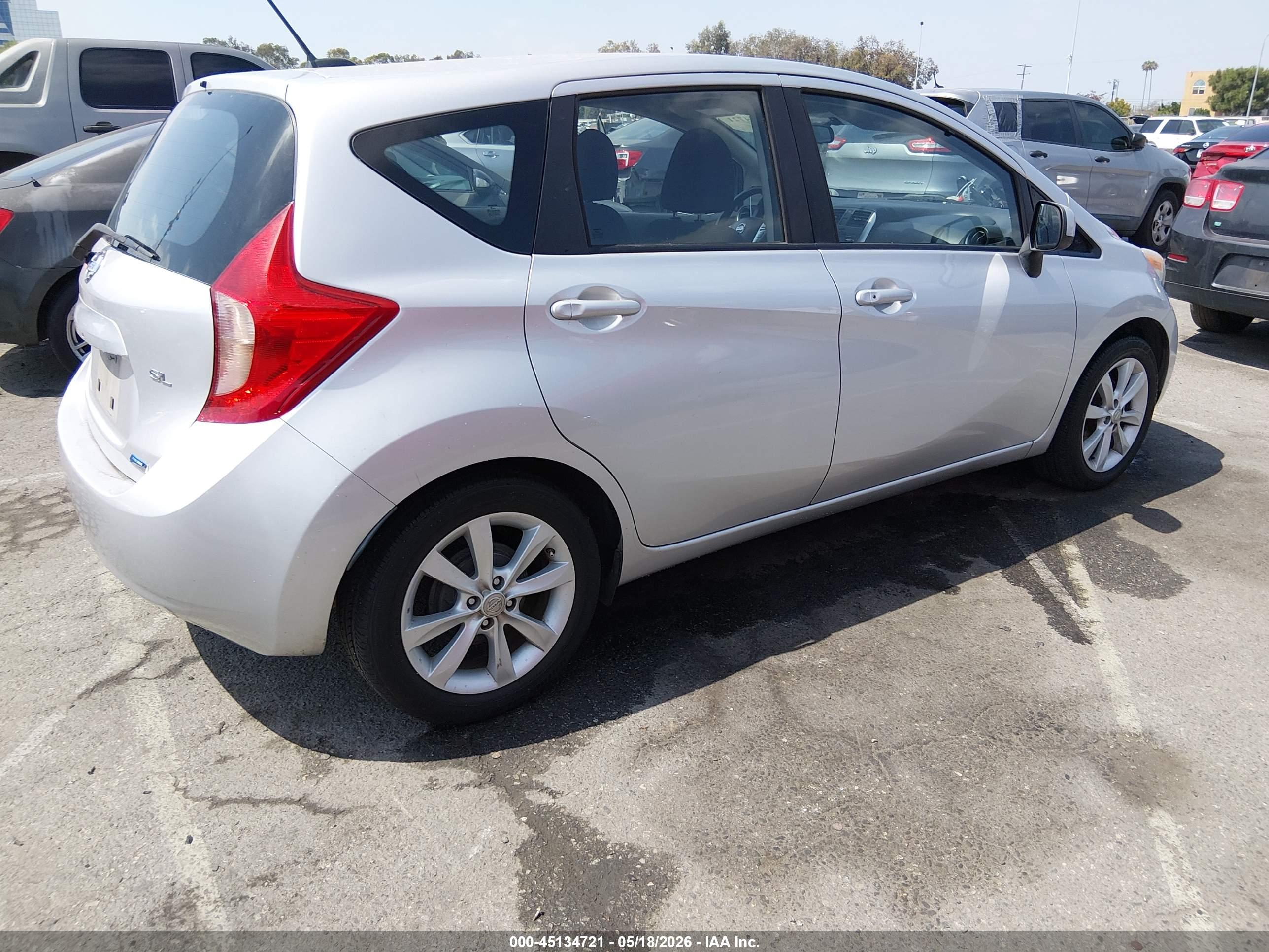 NISSAN VERSA image 4
