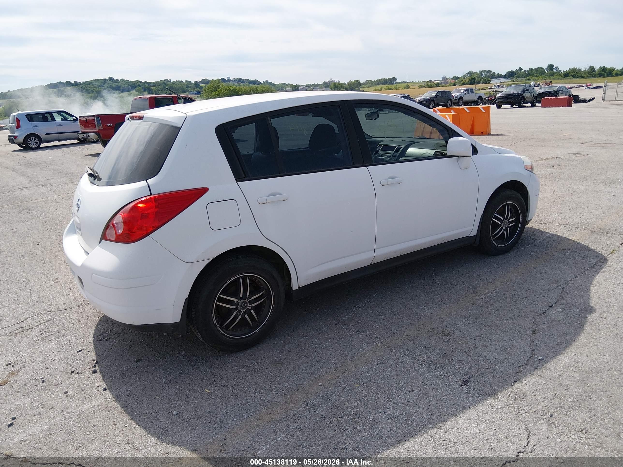 NISSAN VERSA image 4