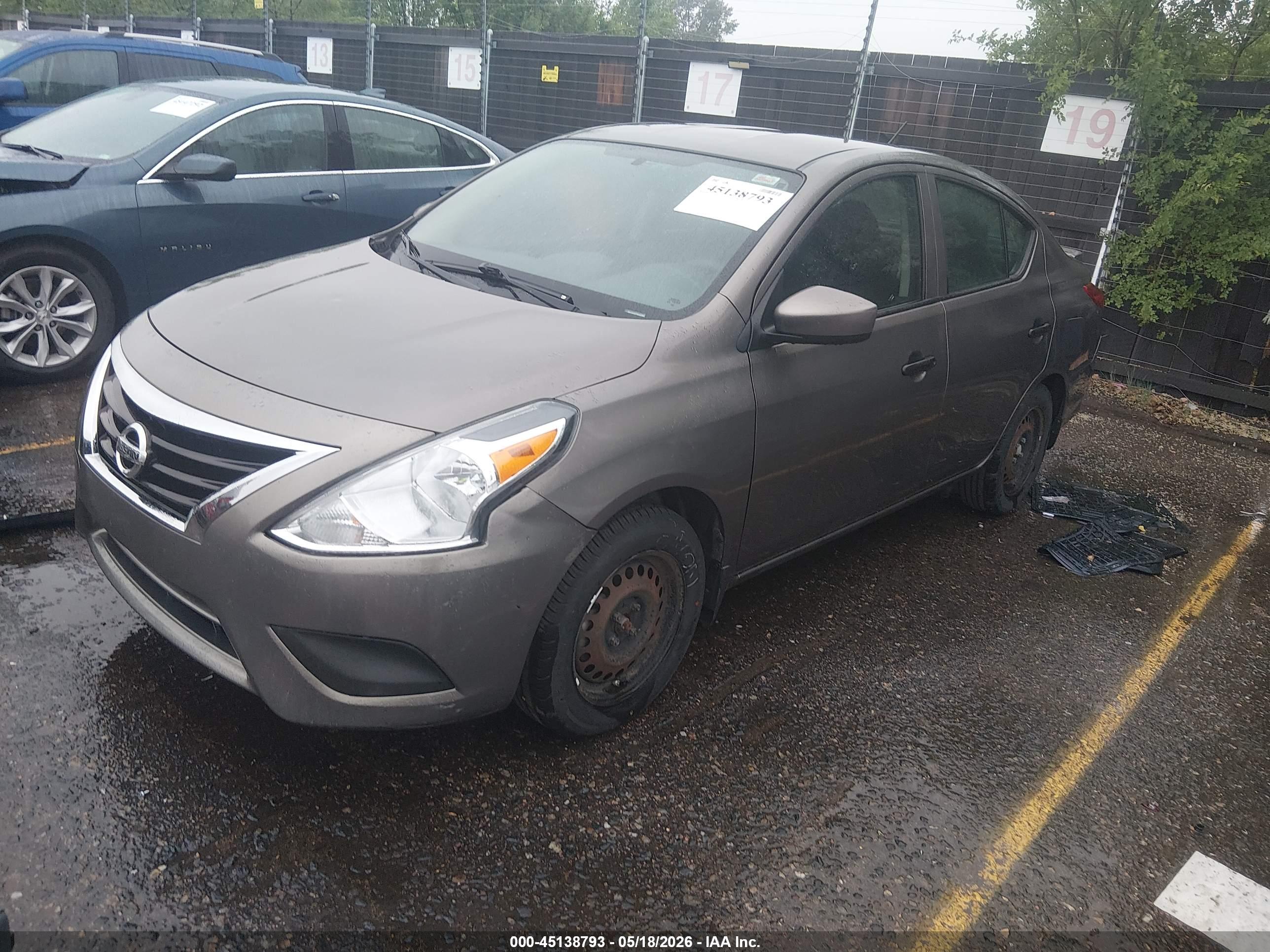 NISSAN VERSA image 2
