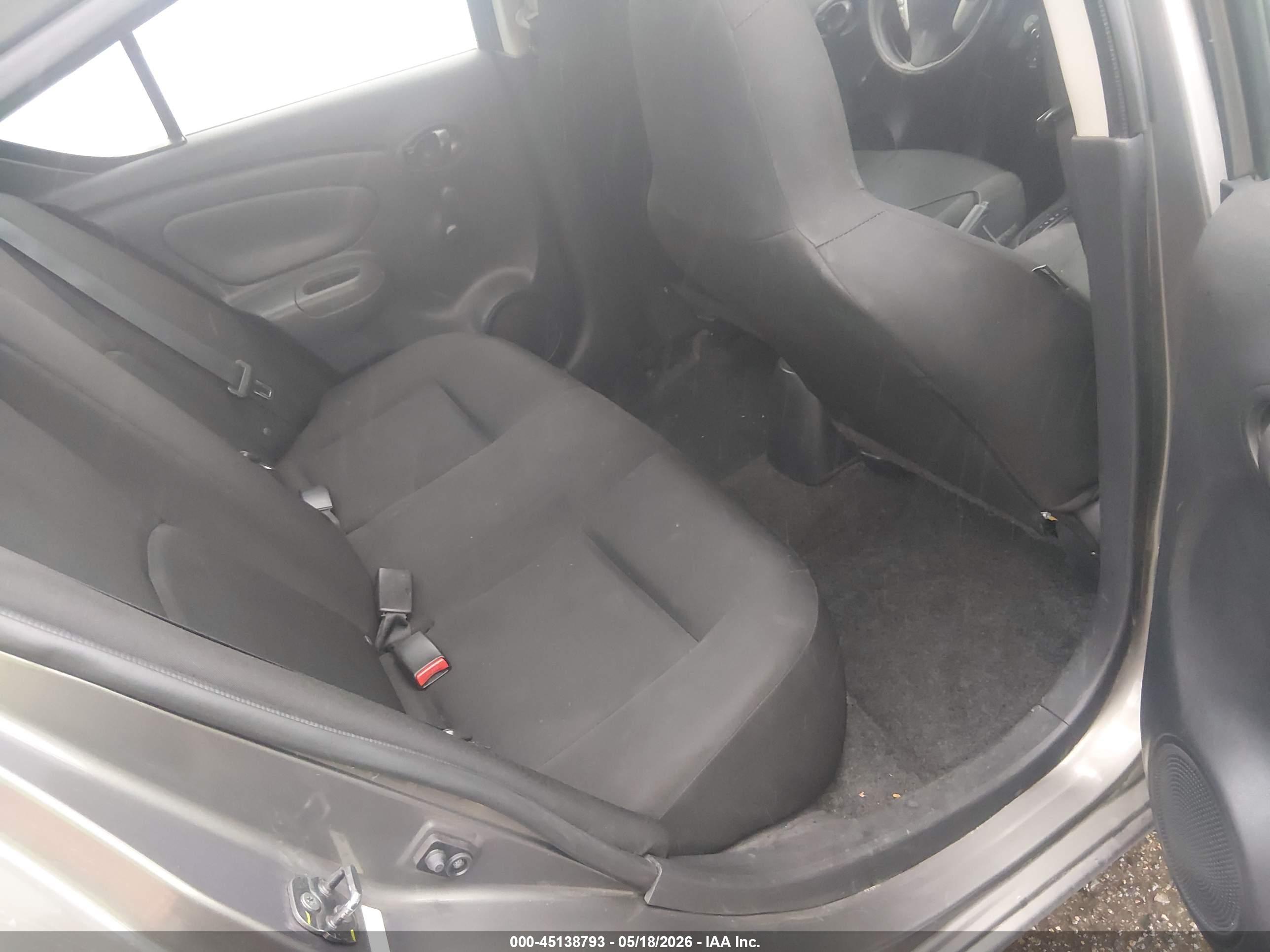 NISSAN VERSA image 8