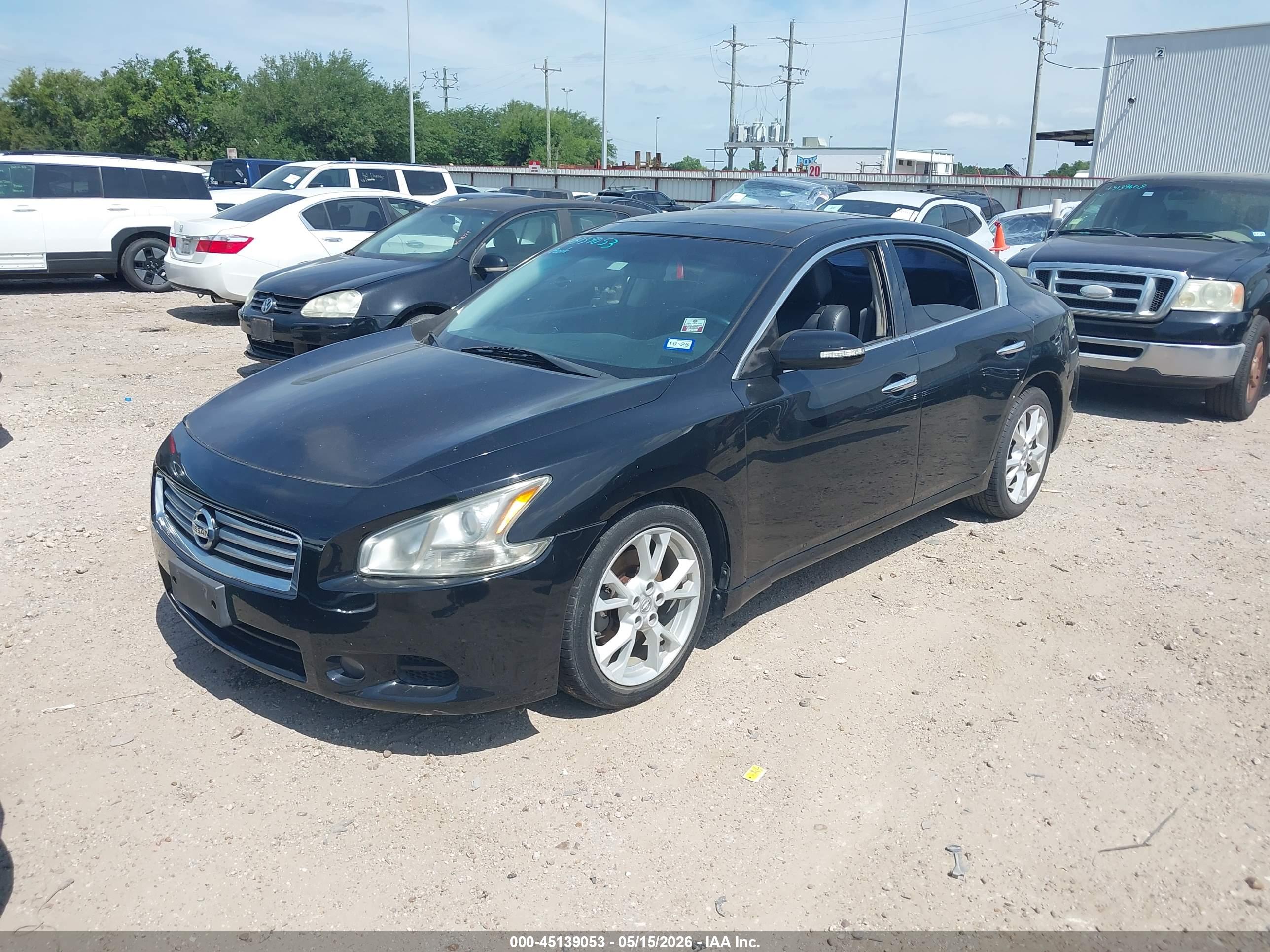 NISSAN MAXIMA image 2
