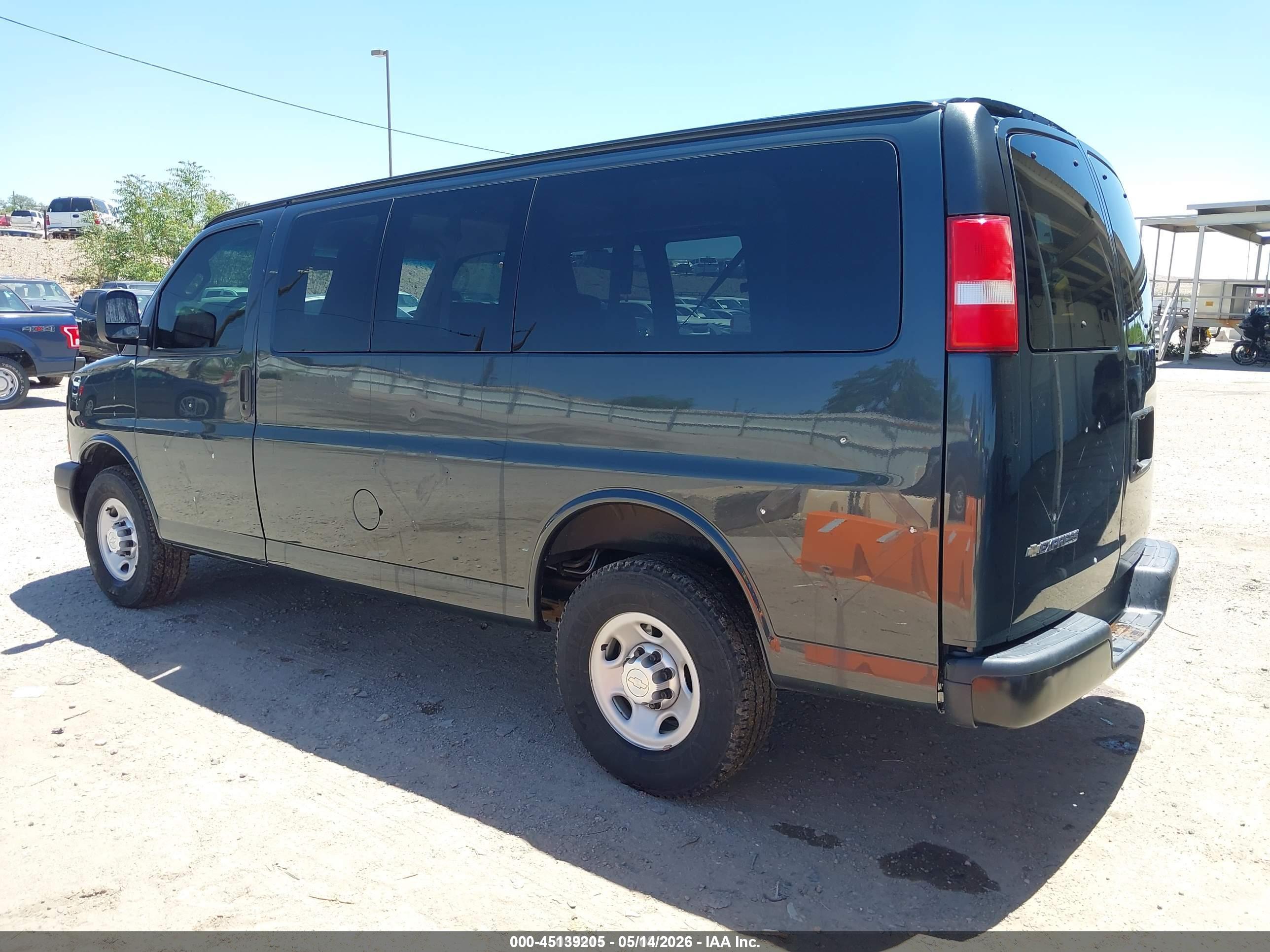 CHEVROLET EXPRESS image 3