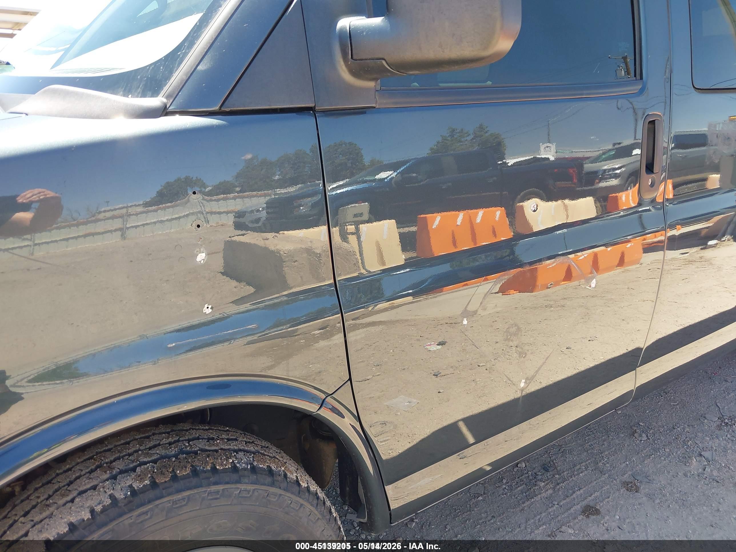 CHEVROLET EXPRESS image 6