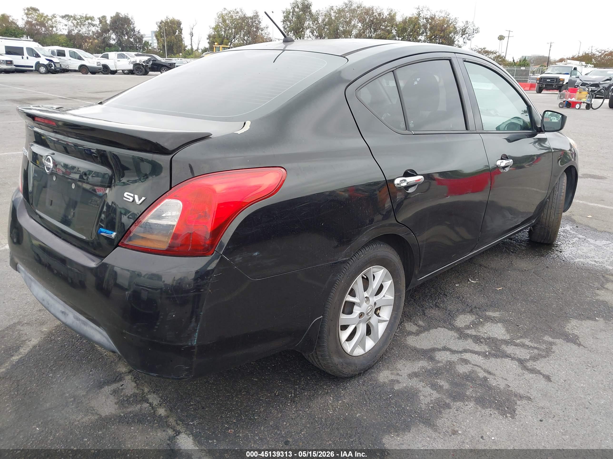 NISSAN VERSA image 4